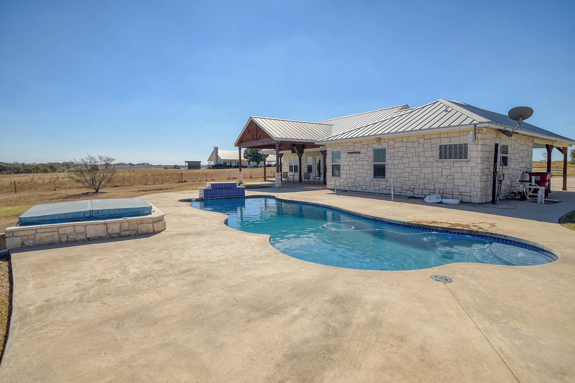 main property photo 18