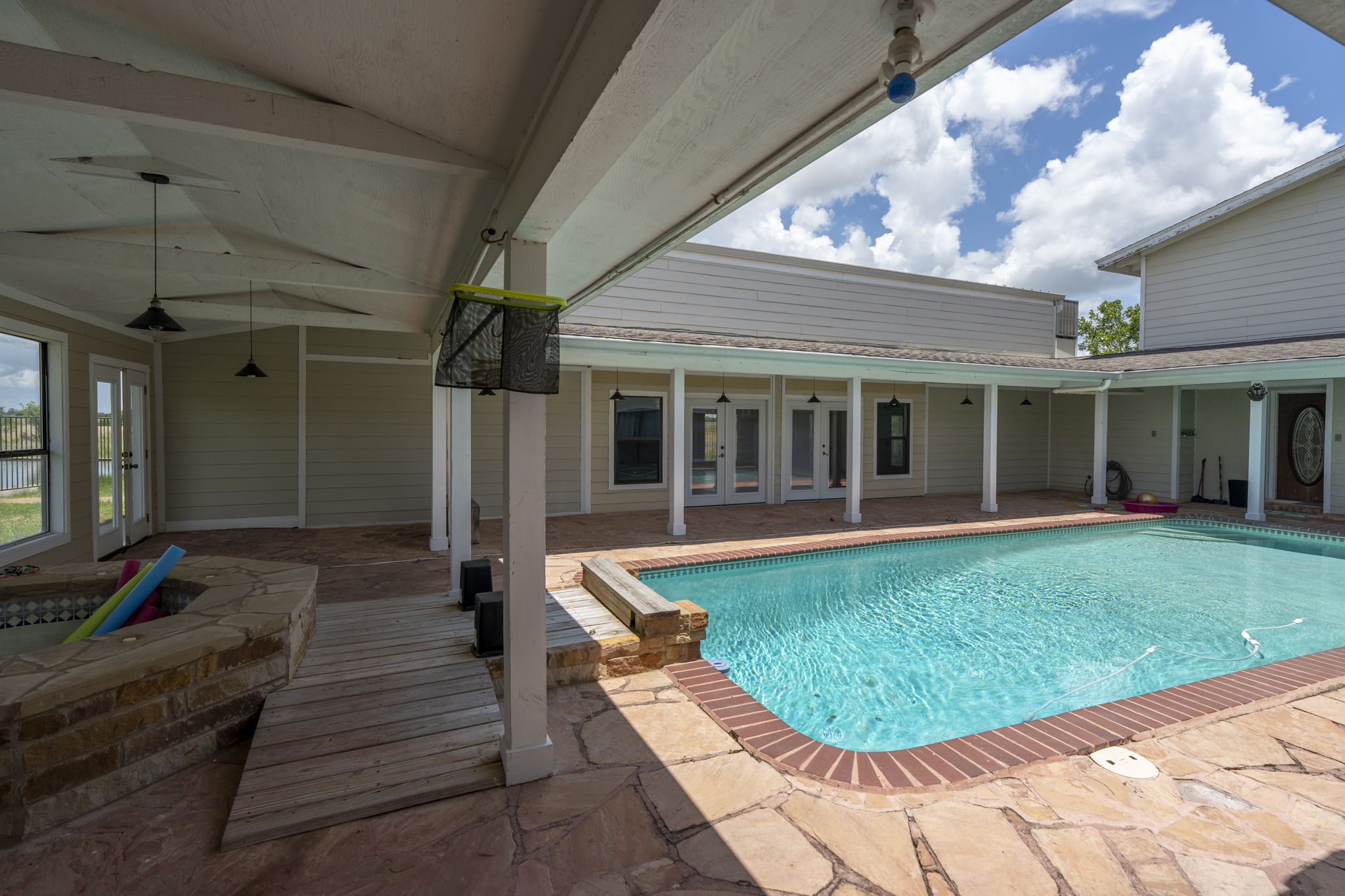 main property photo 9