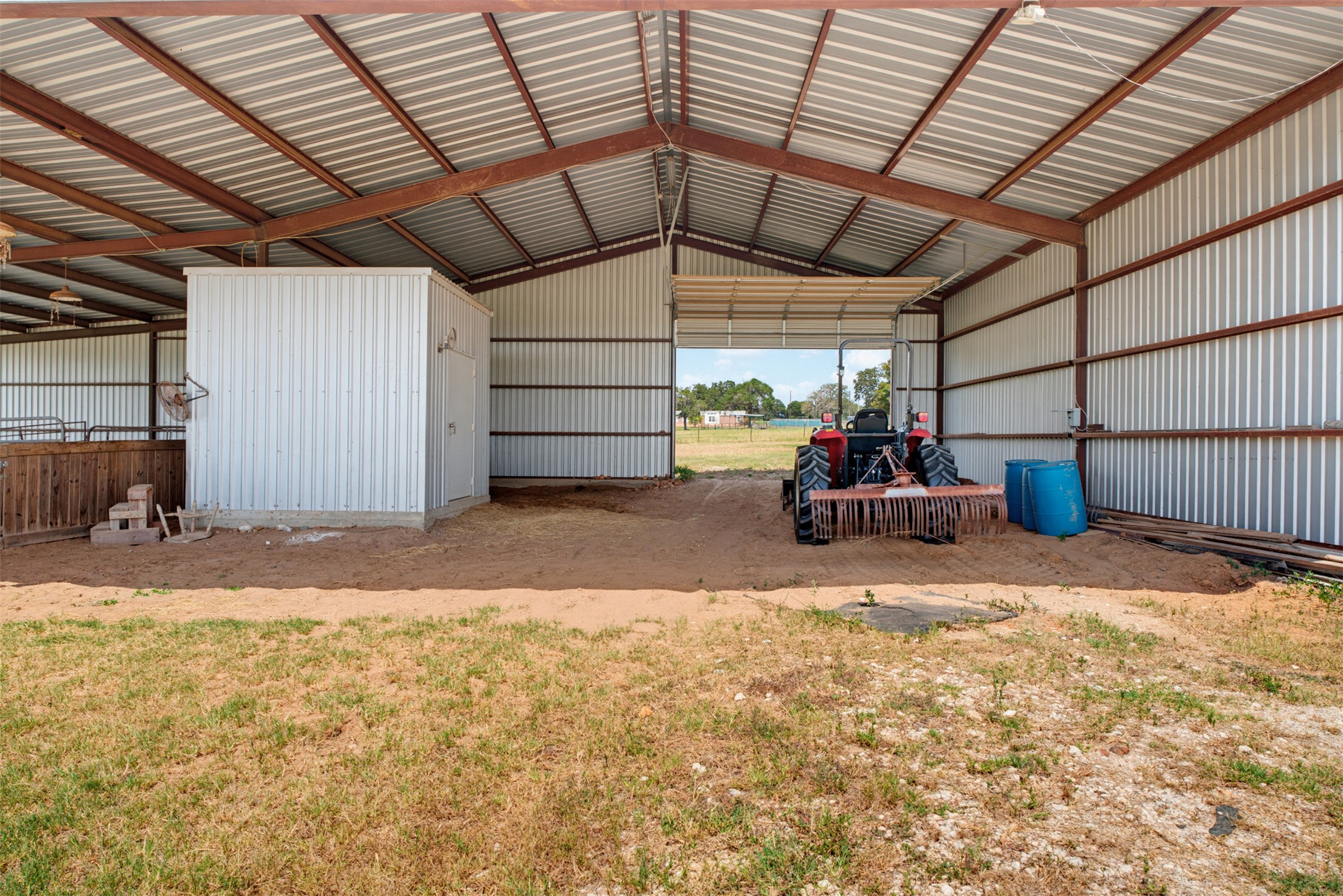 main property photo 23
