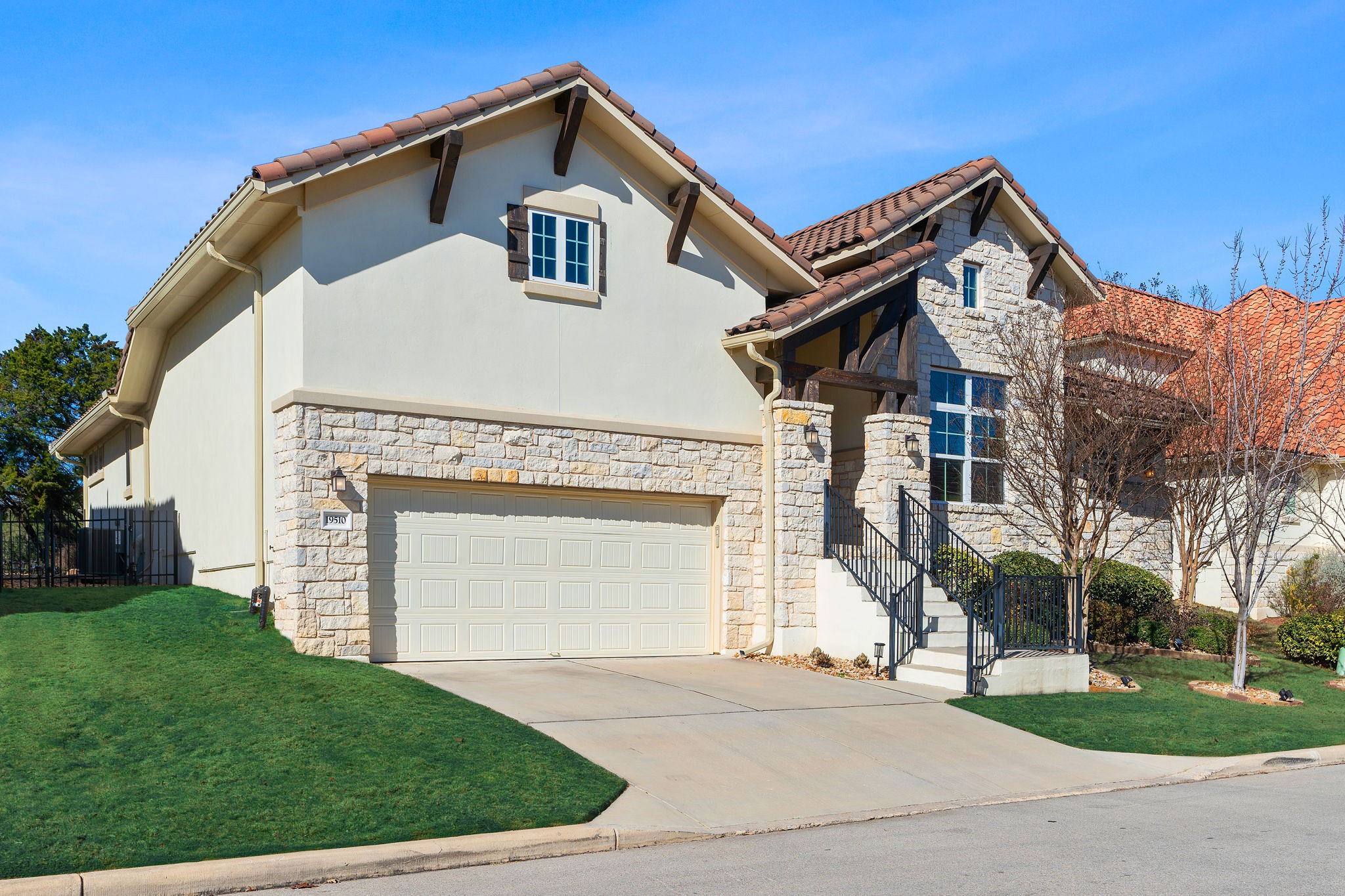 main property photo 32