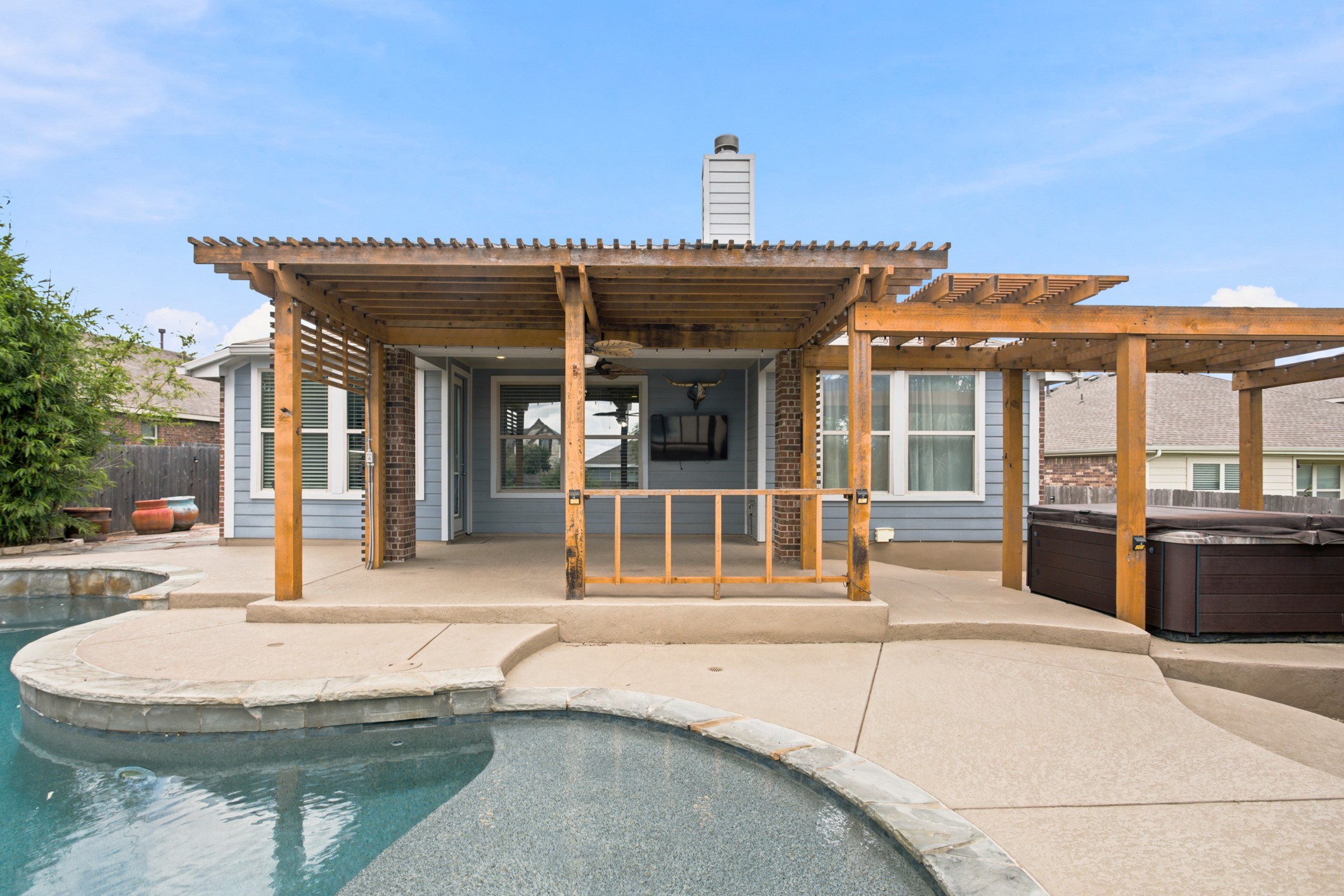 main property photo 25
