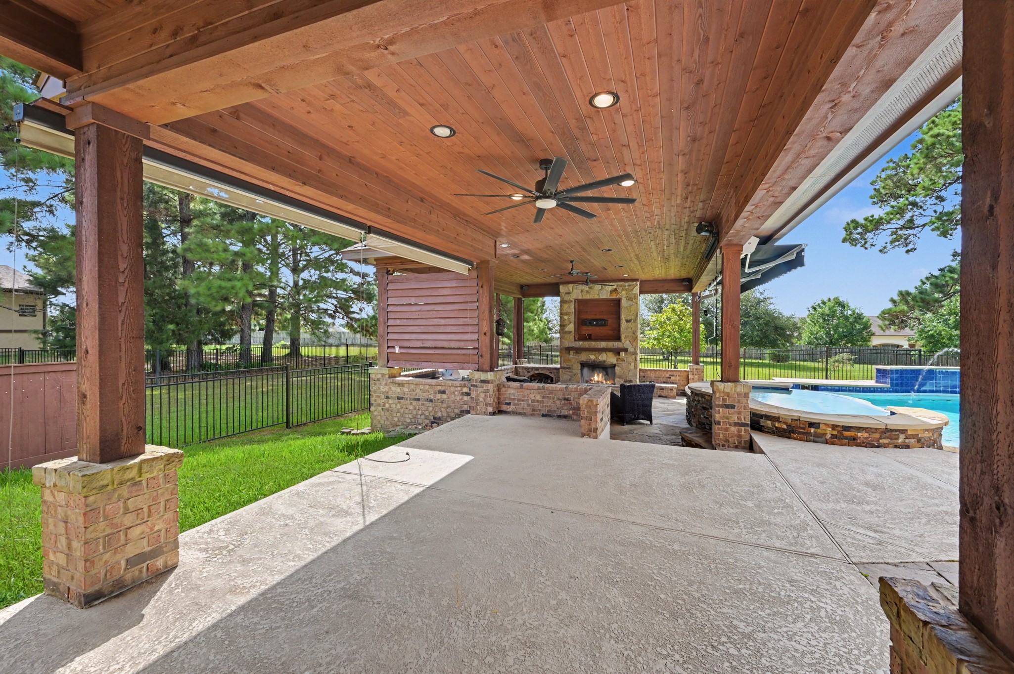 main property photo 31