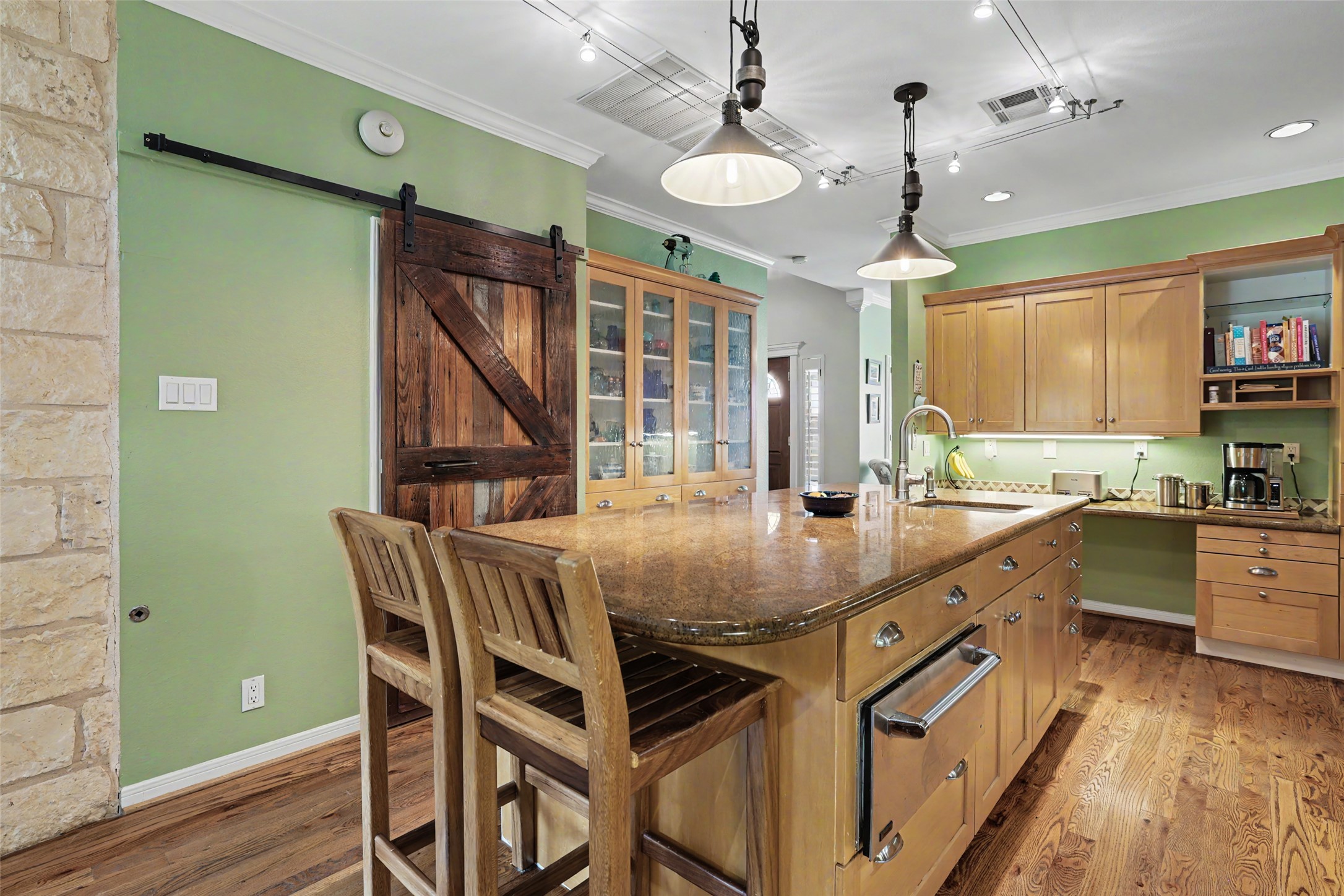 main property photo 9