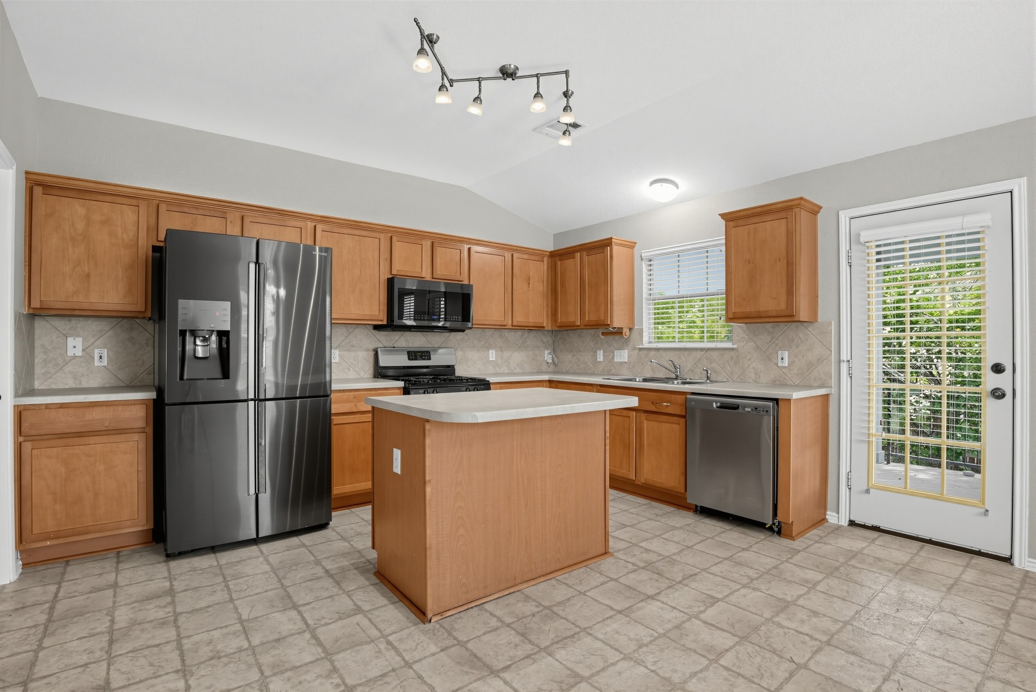 main property photo 11