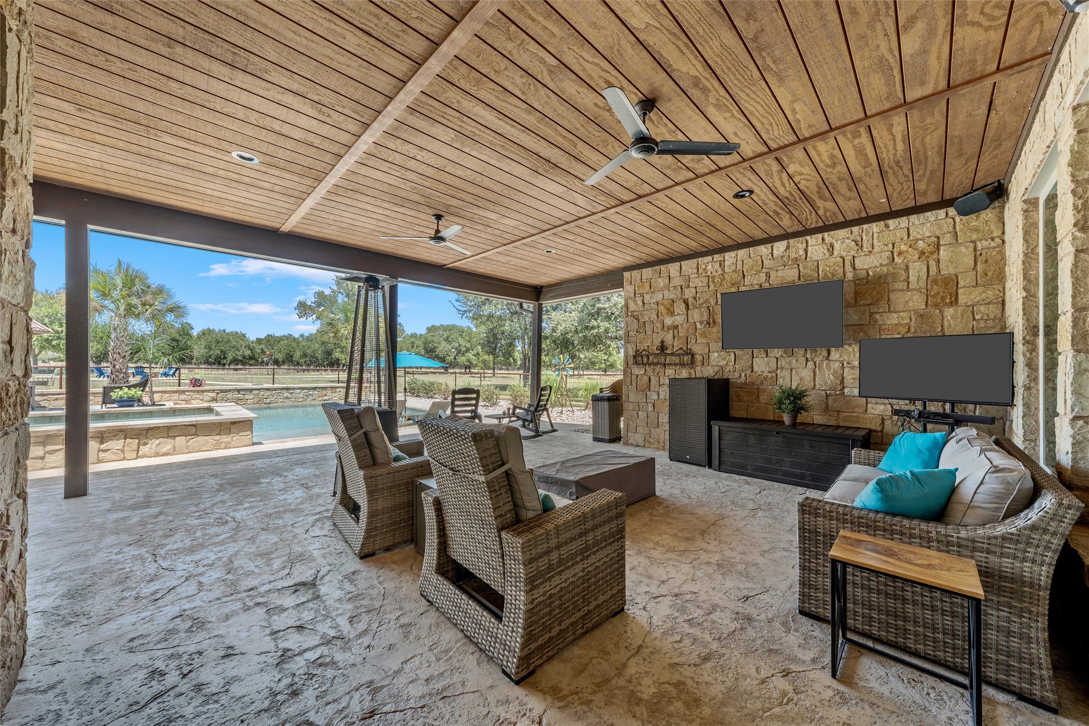 main property photo 24