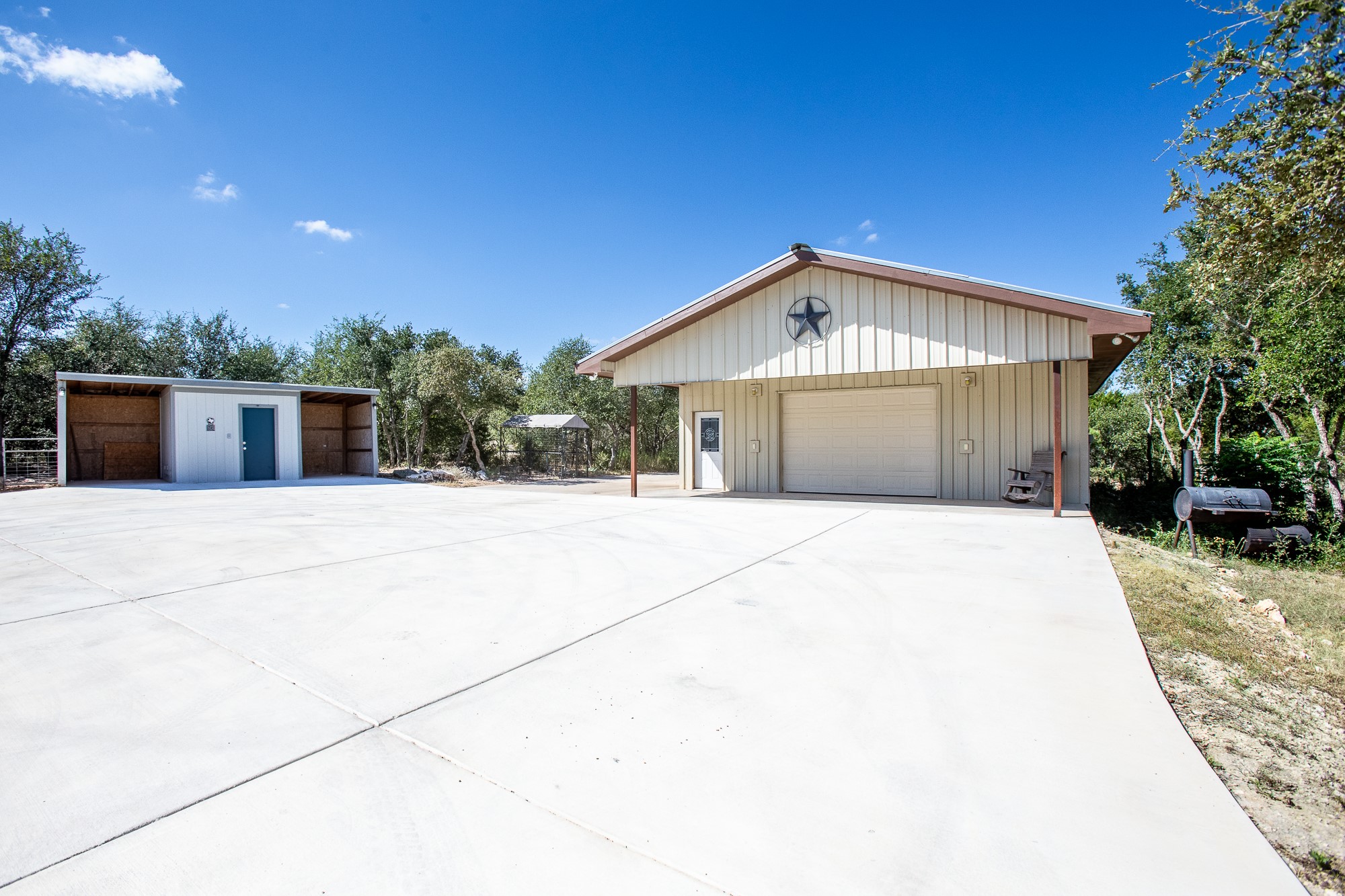 main property photo 28
