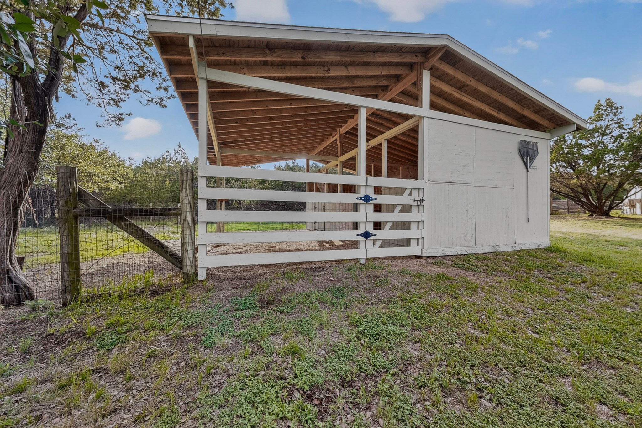 main property photo 28