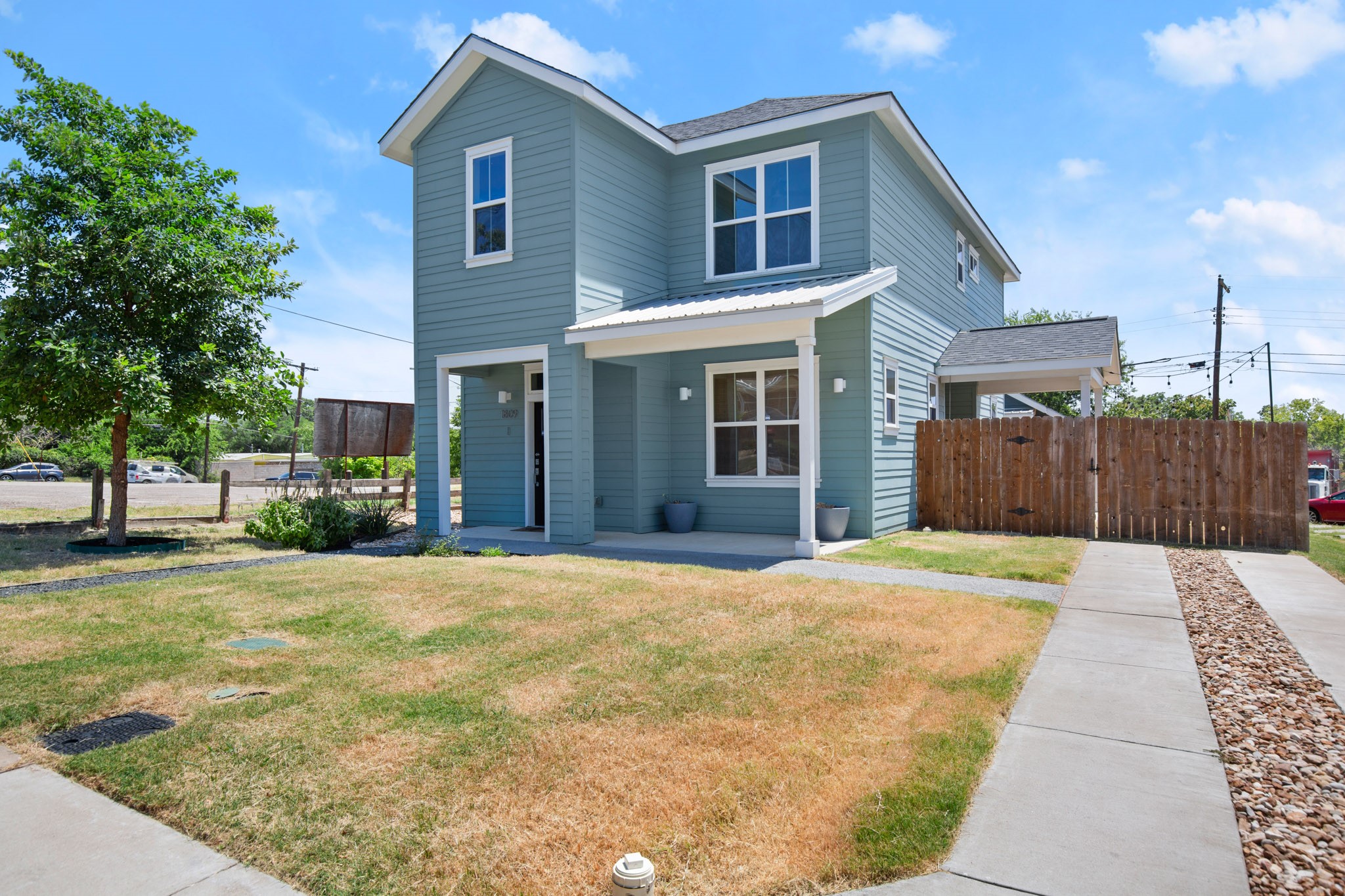 main property photo 28