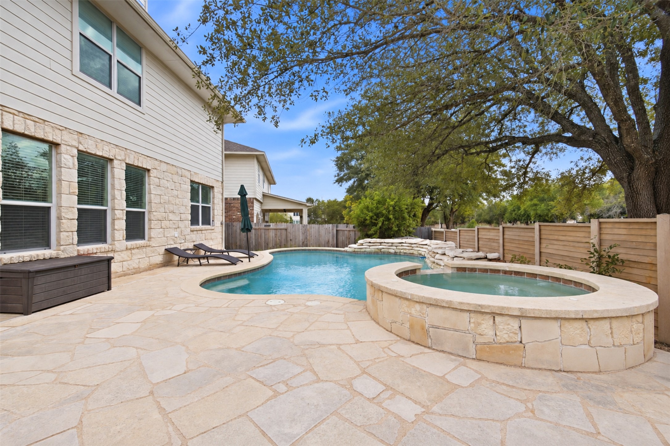 main property photo 25