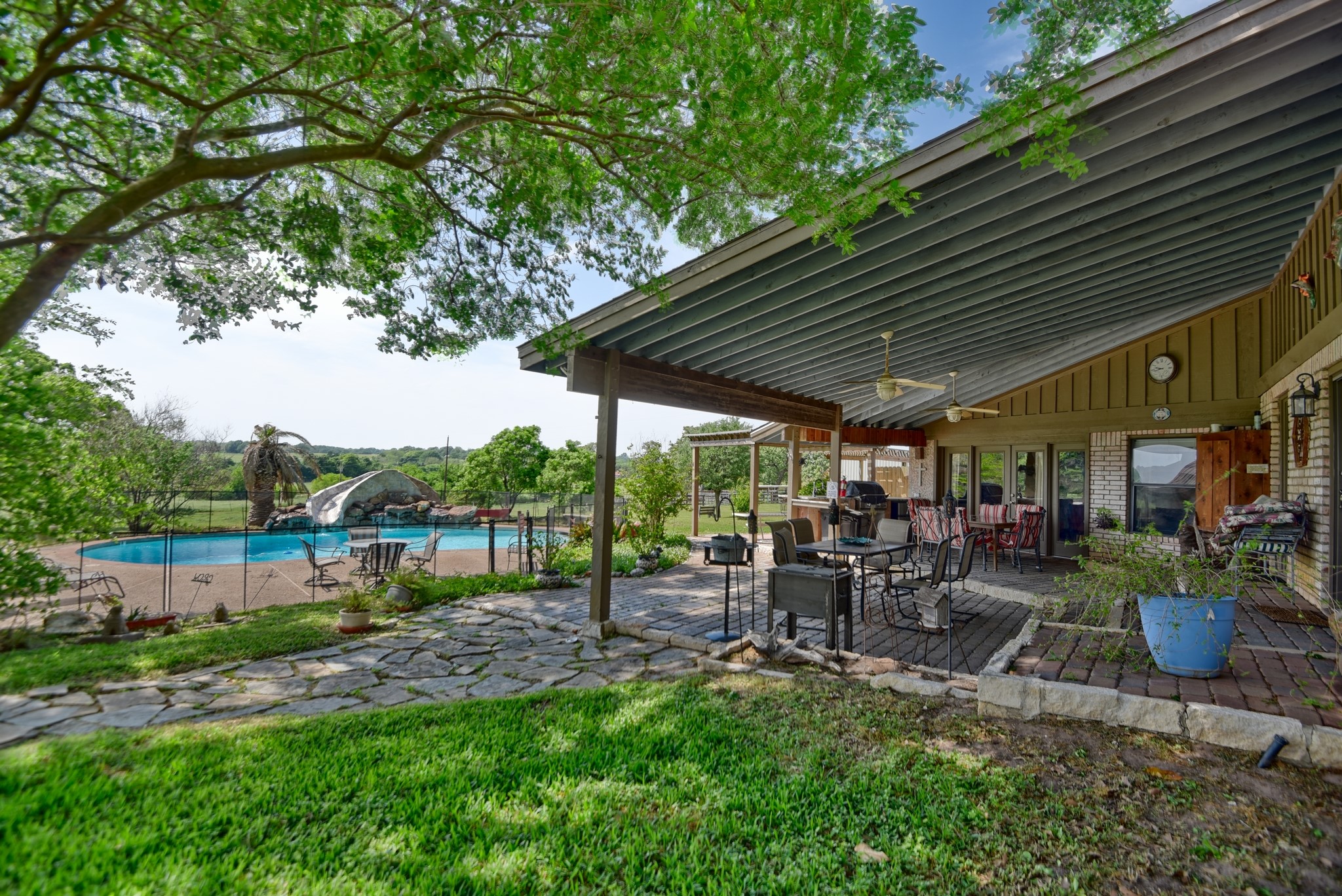main property photo 11