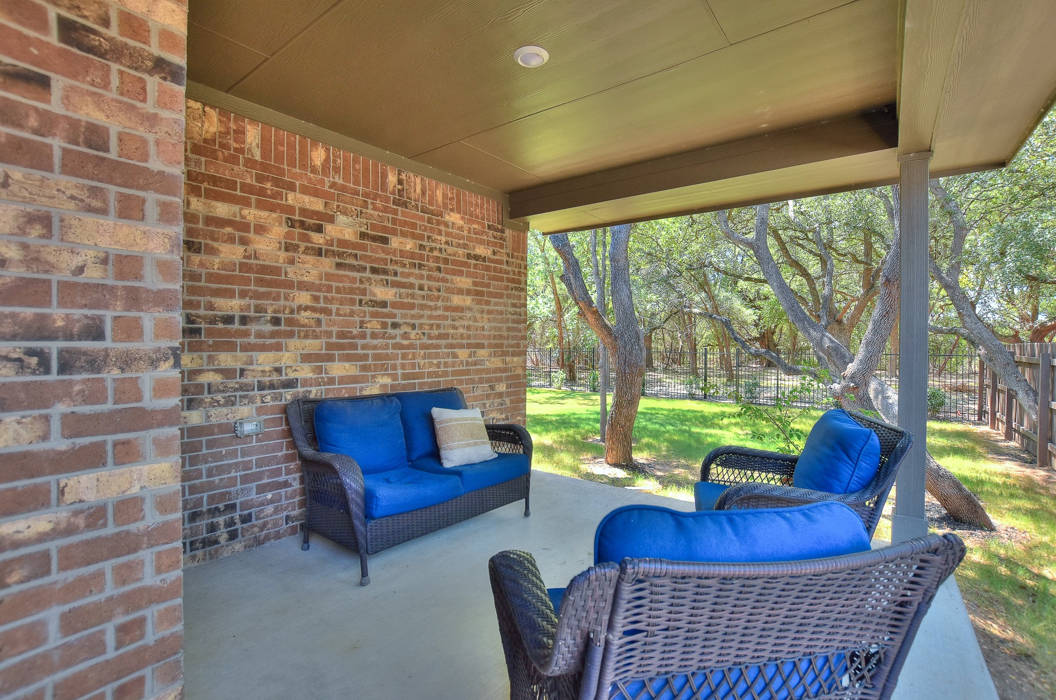 main property photo 28