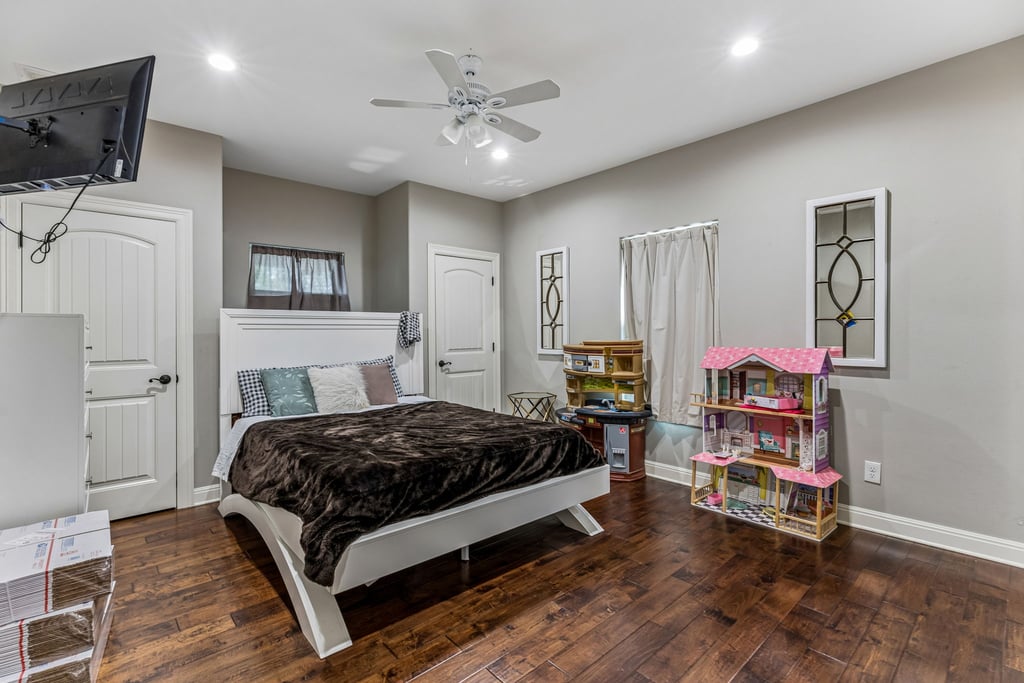 main property photo 11