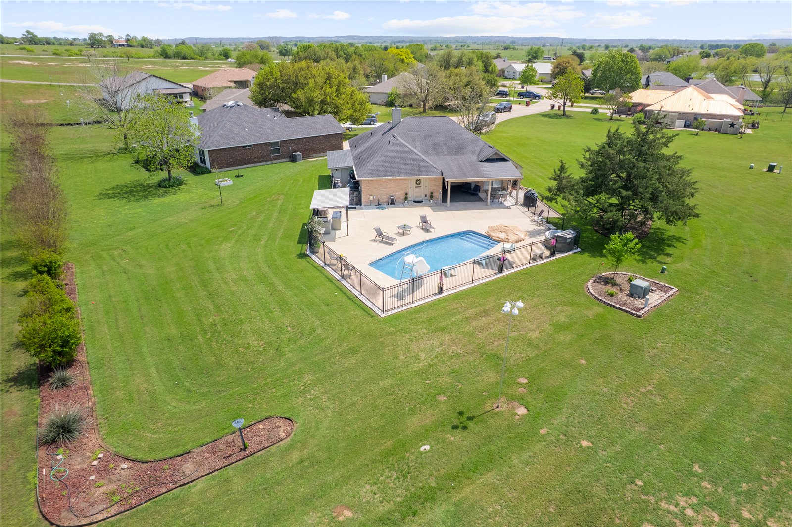 main property photo 37