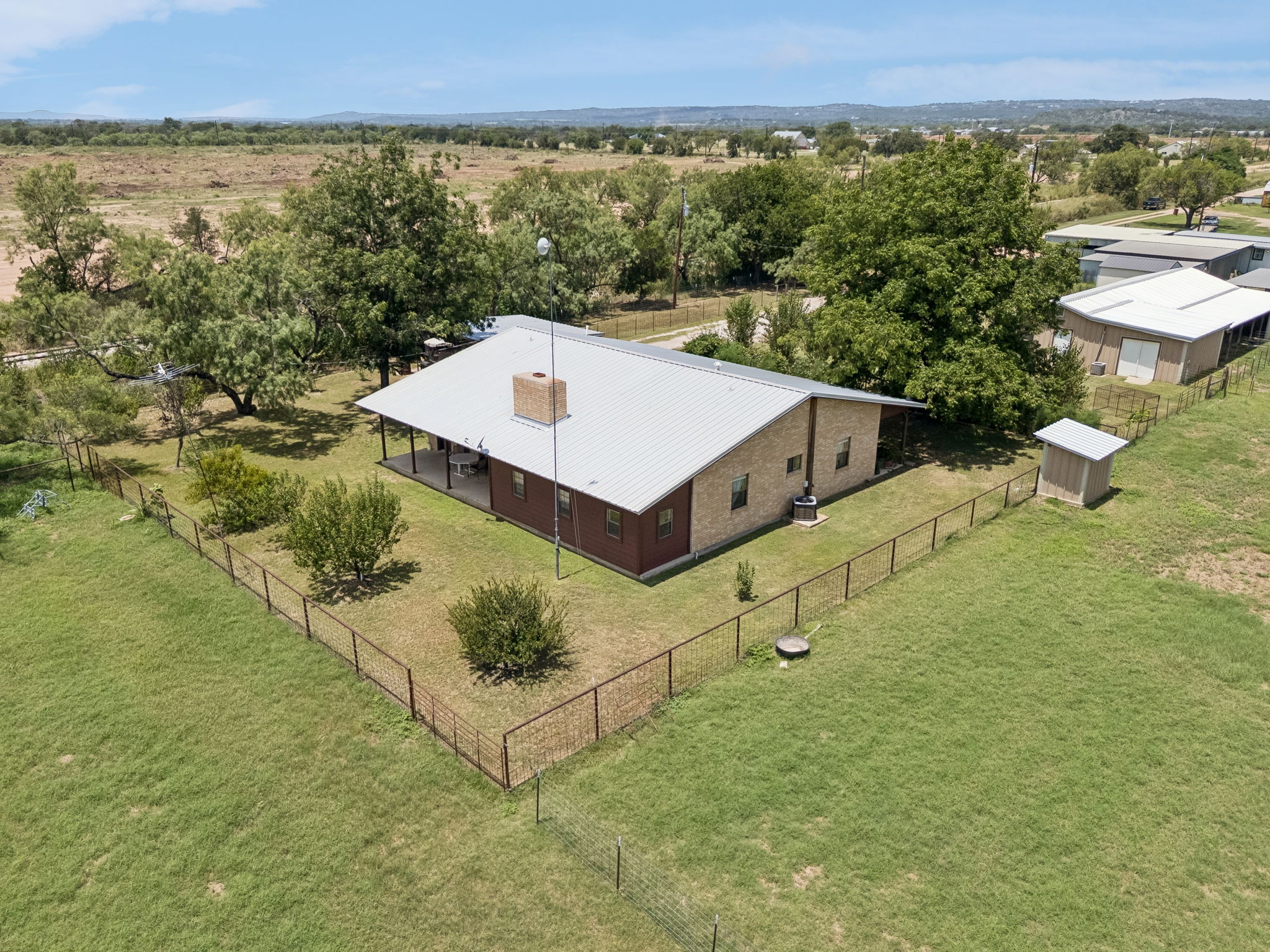main property photo 28