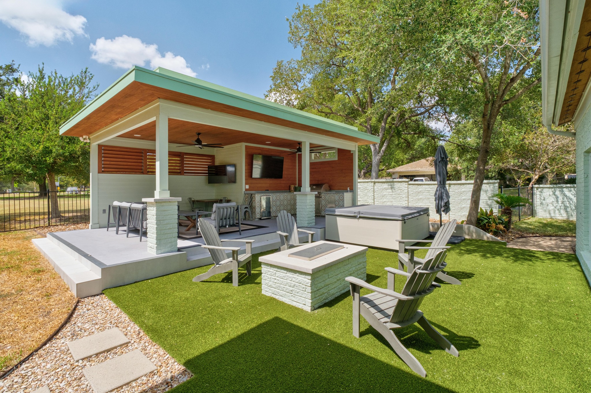 main property photo 33