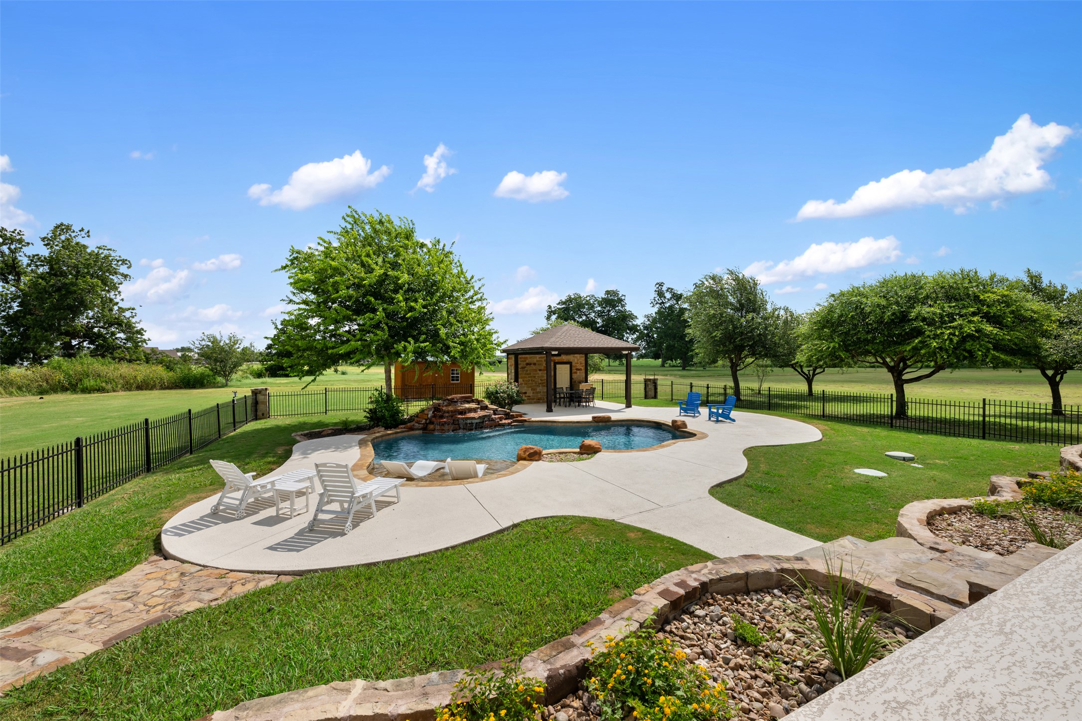 main property photo 33