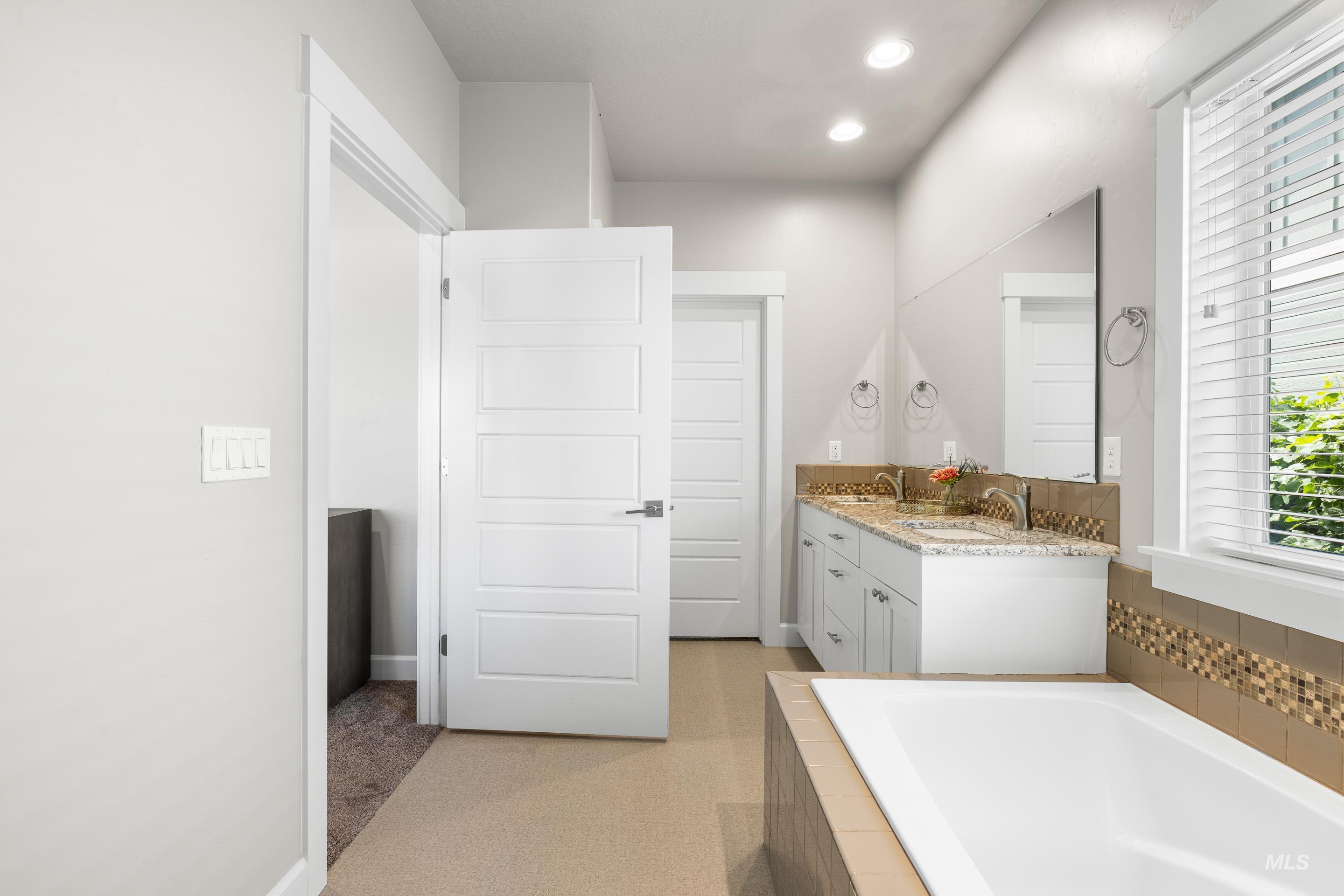 property viewer photo 25
