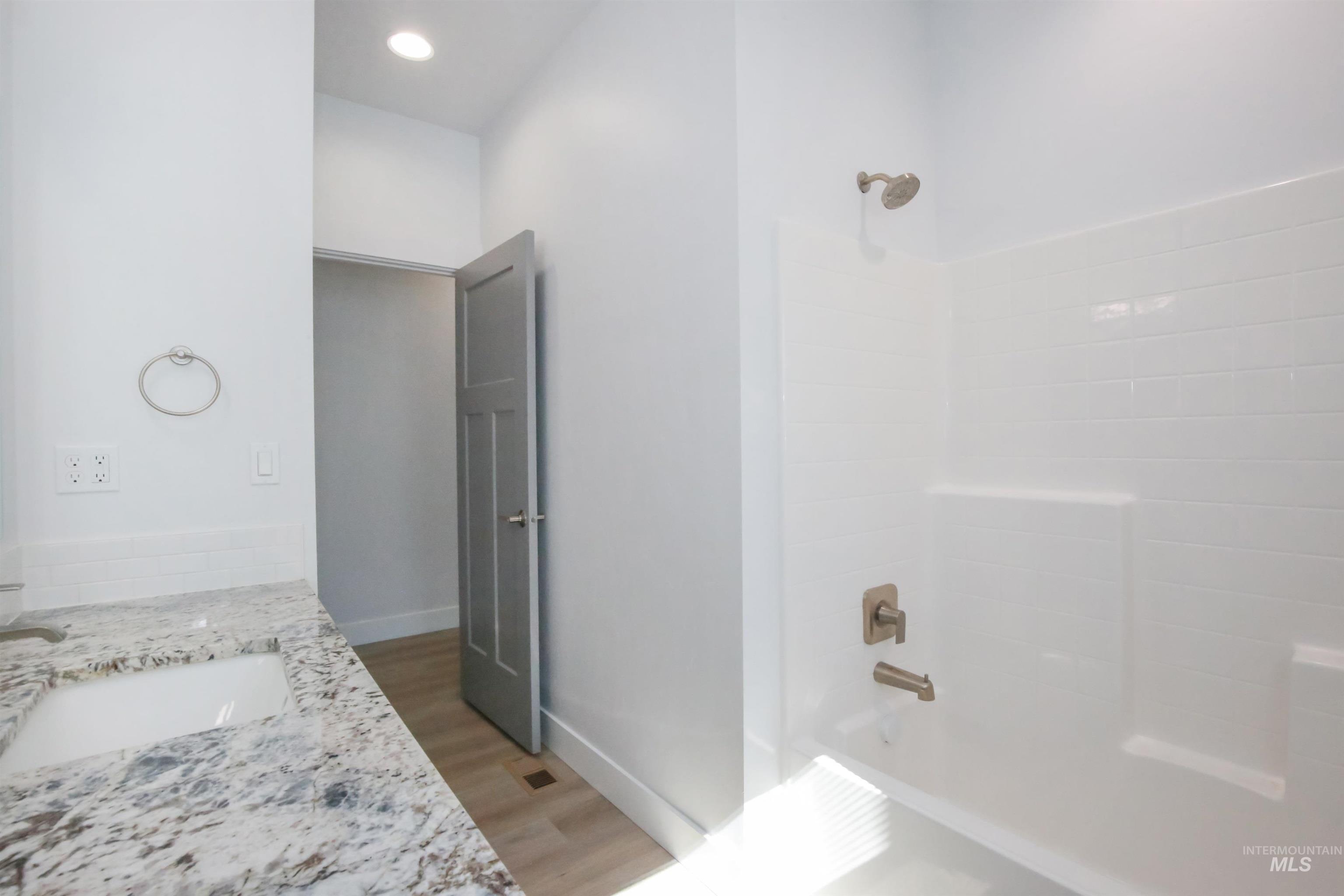 property viewer photo 25