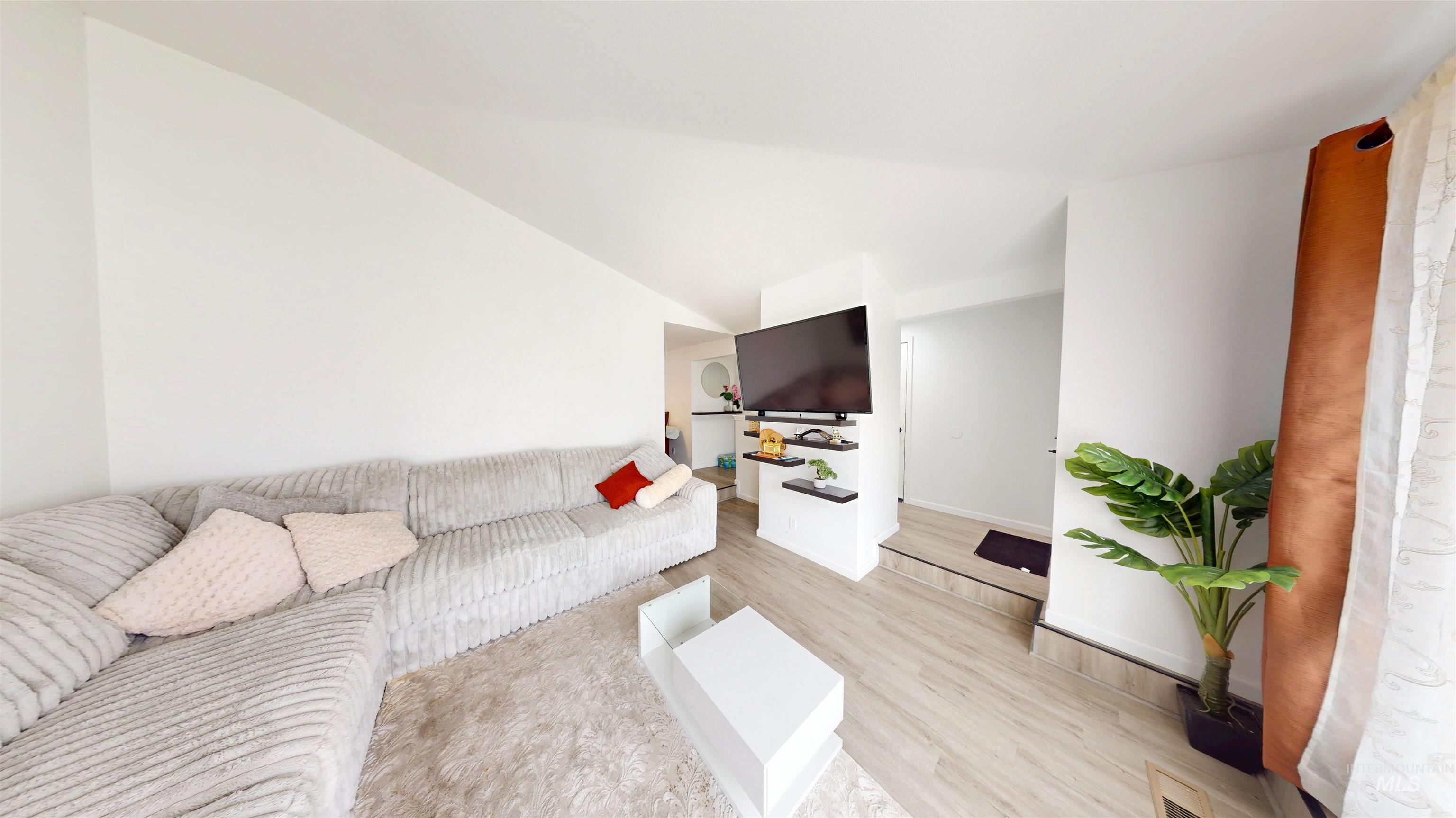 property viewer photo 7