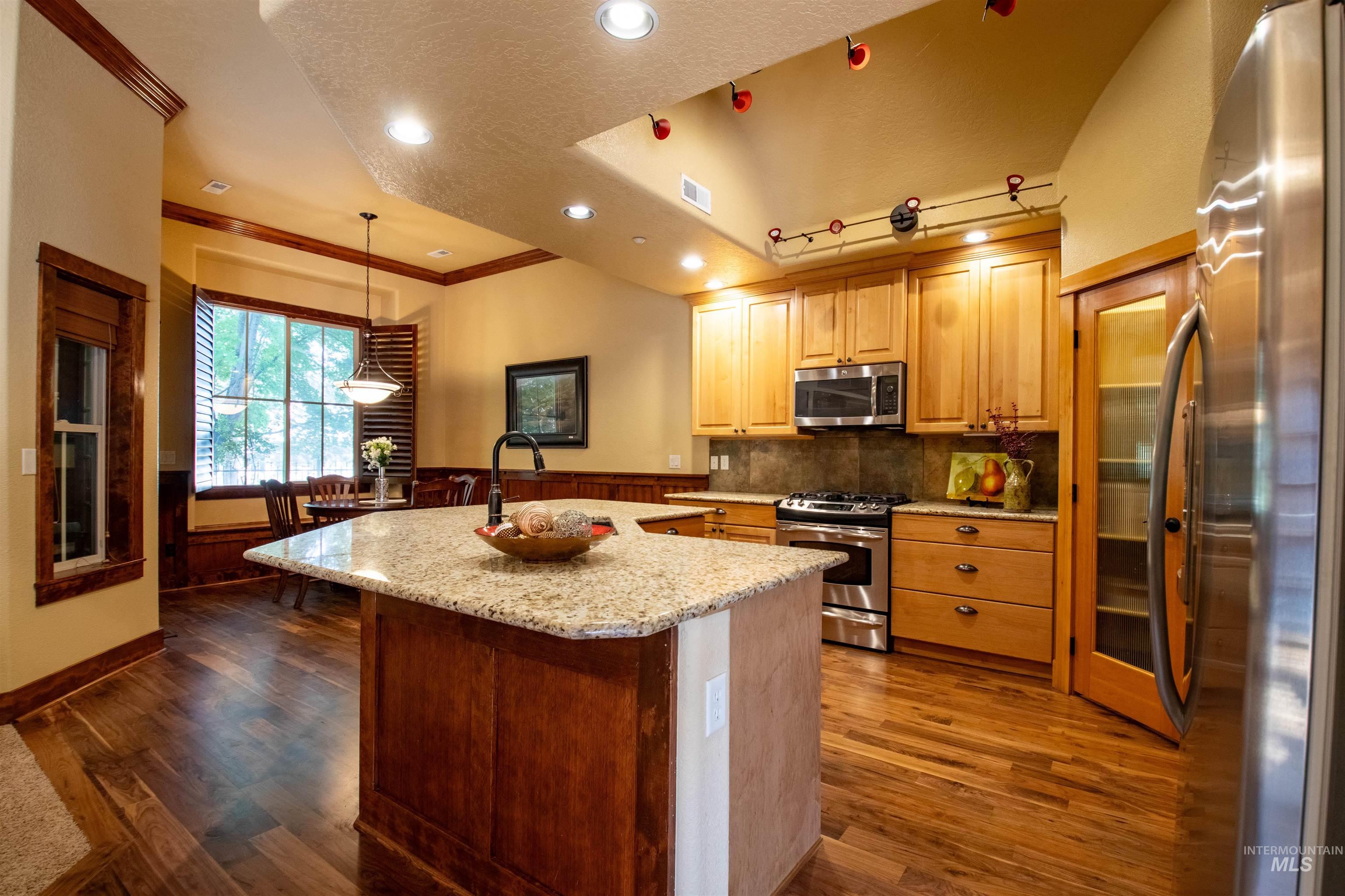 main property photo 11