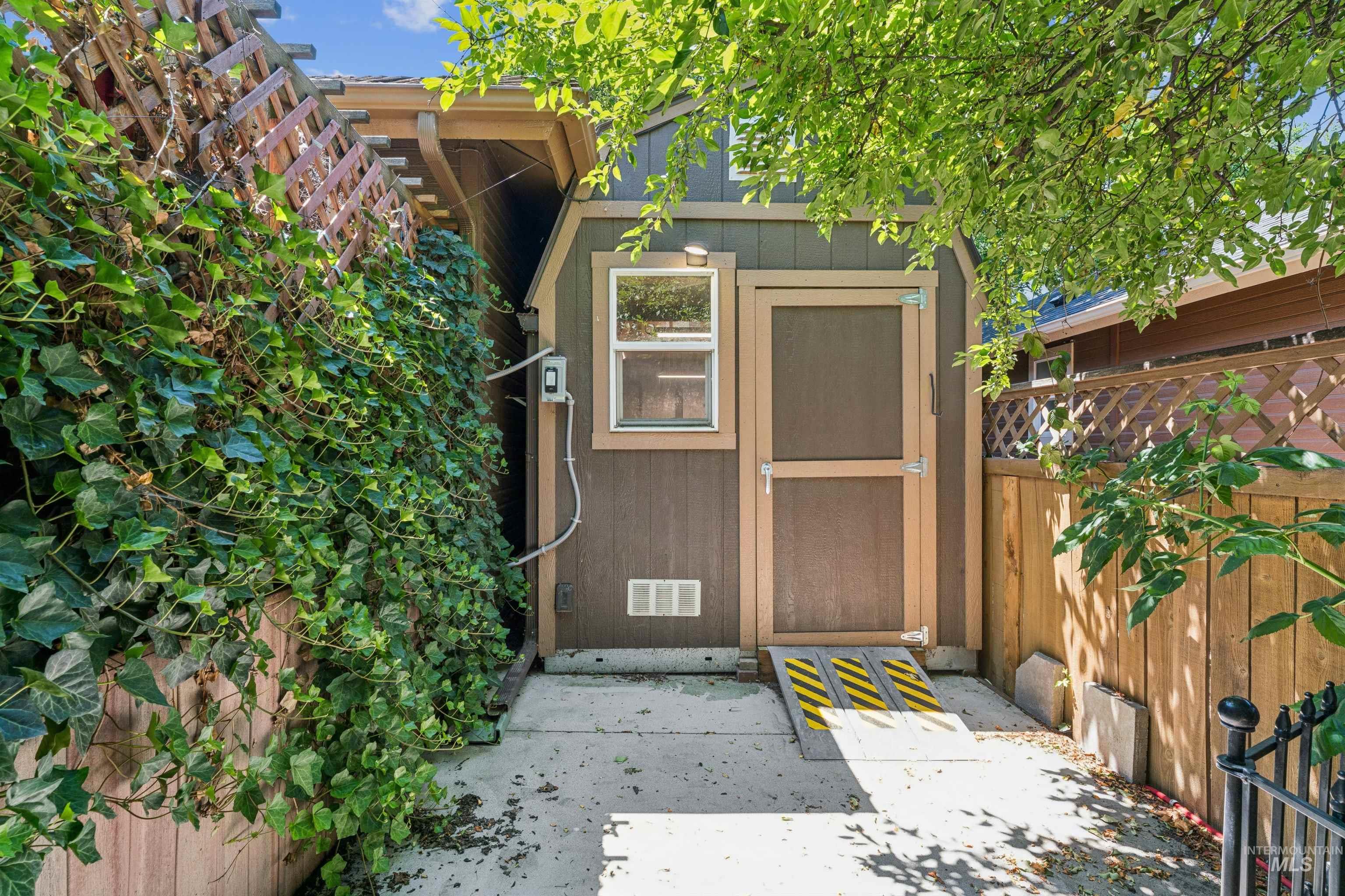 main property photo 40