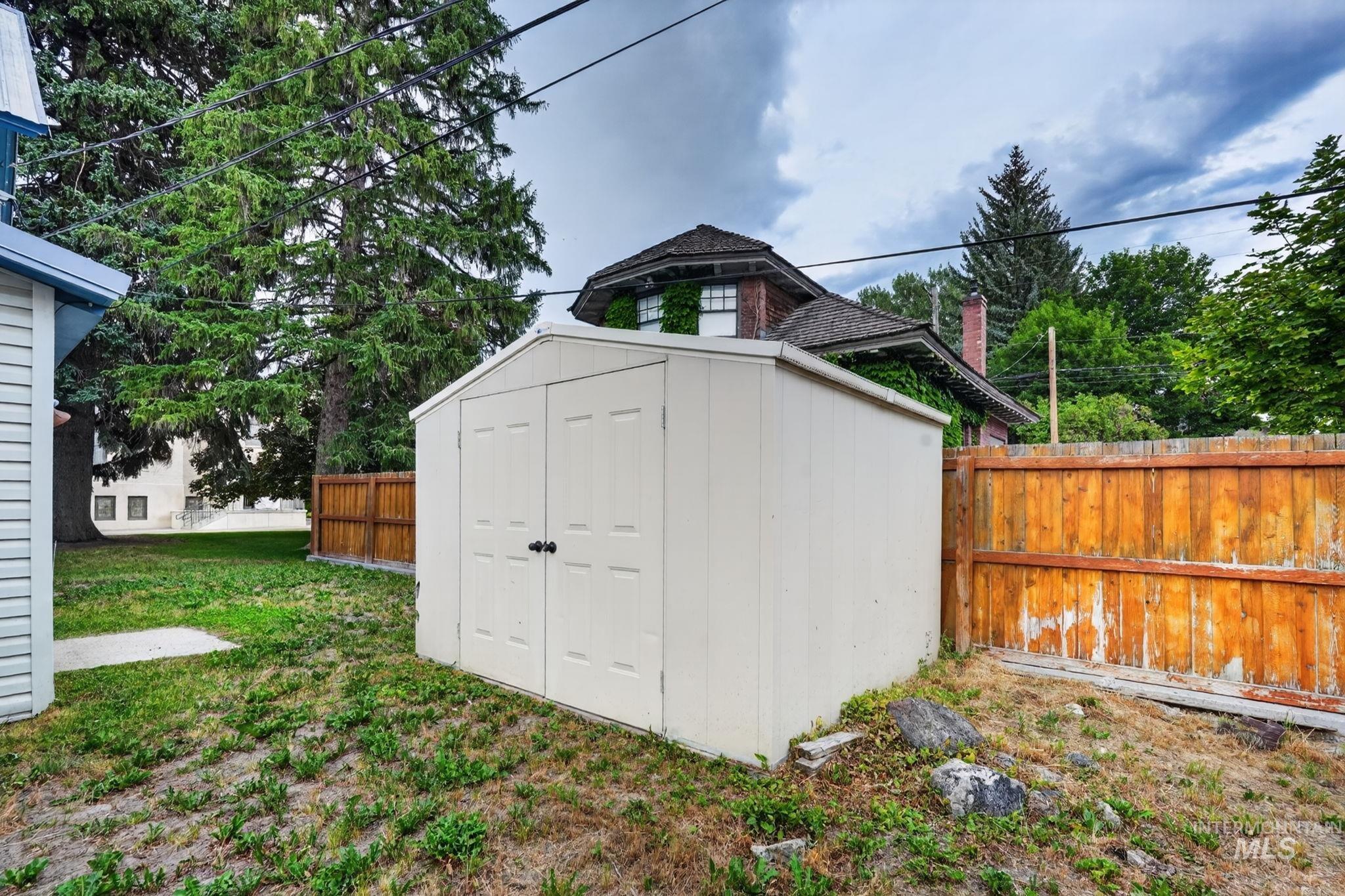 main property photo 37