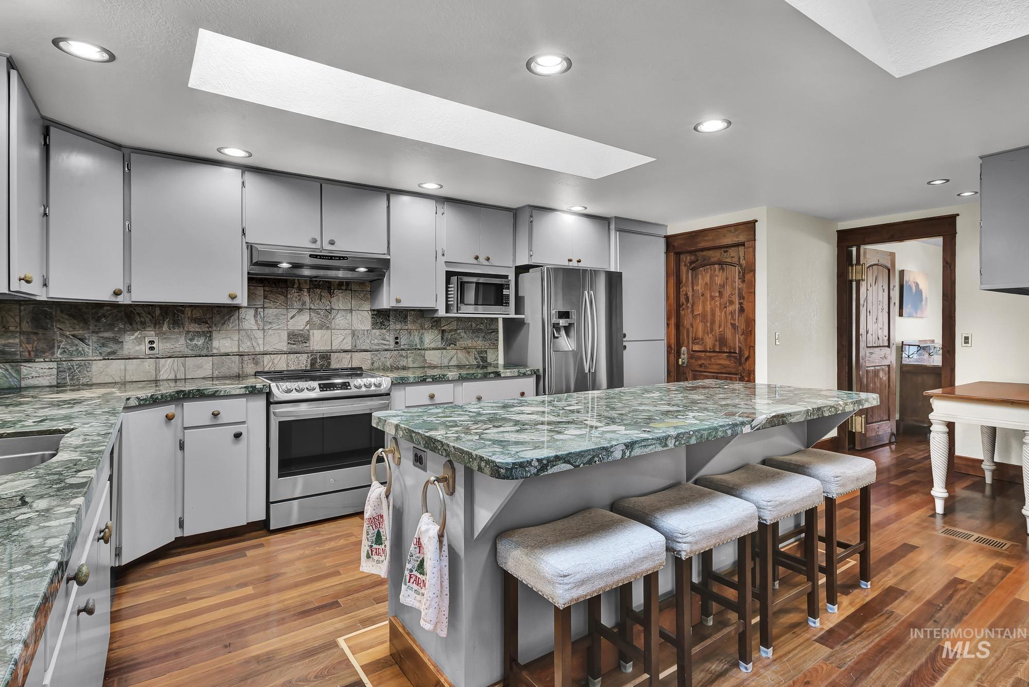 main property photo 13