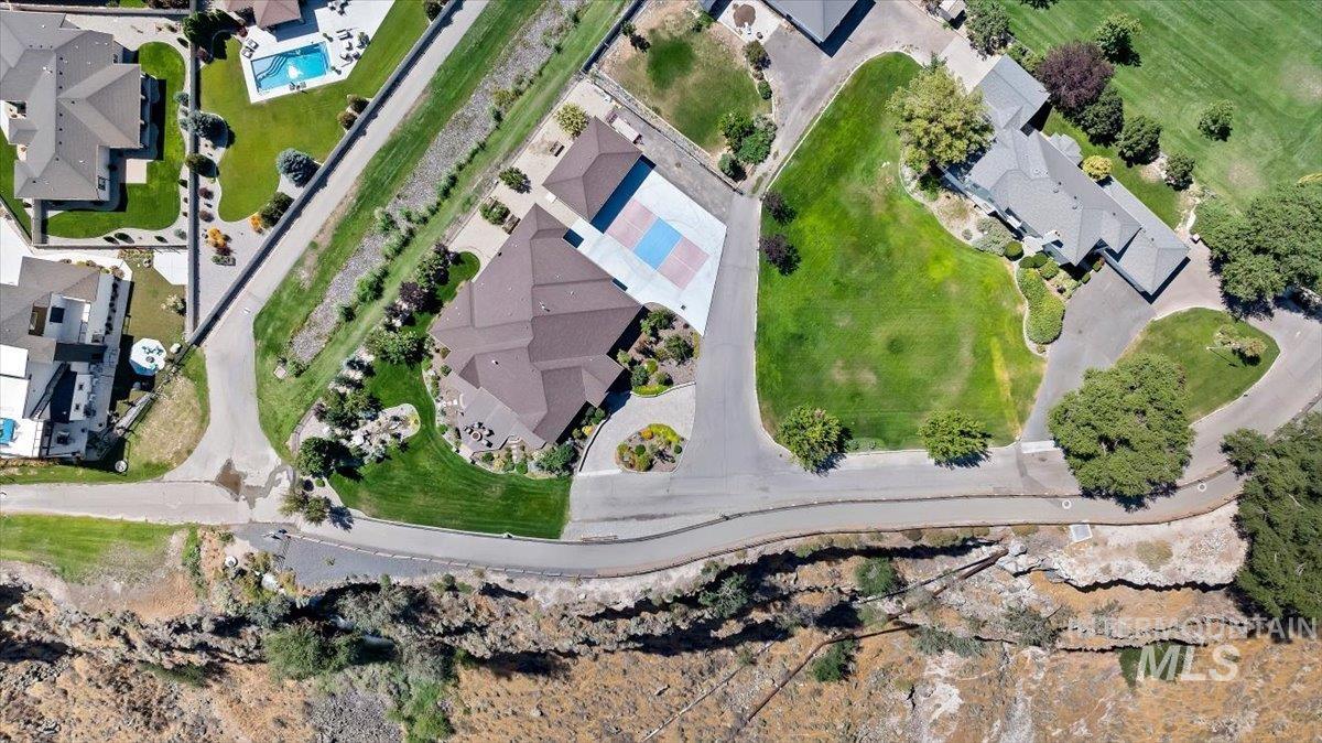 main property photo 40