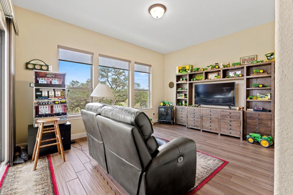main property photo 28