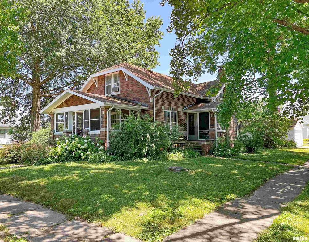 FOR SALE 402 E 5th, Flora, IL 3 Bed / 2 Bath Wiley Realty Group