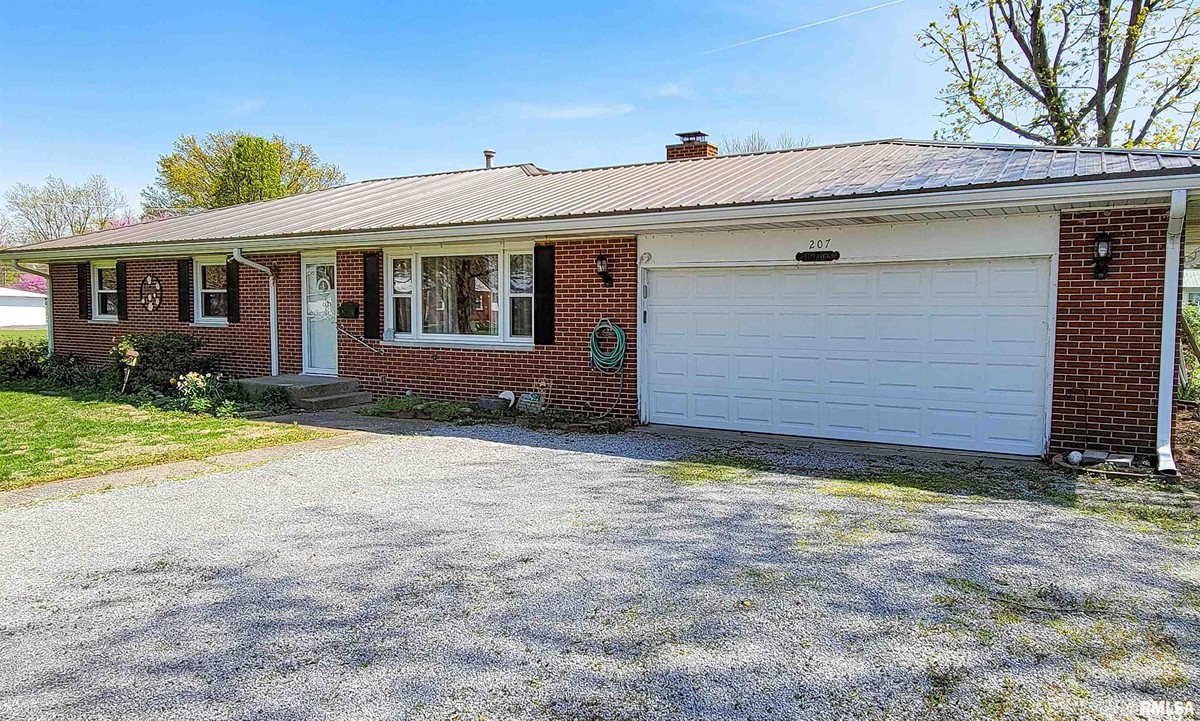 FOR SALE 207 W 12th St, Flora, IL 3 Bed / 2 Bath Wiley Realty Group