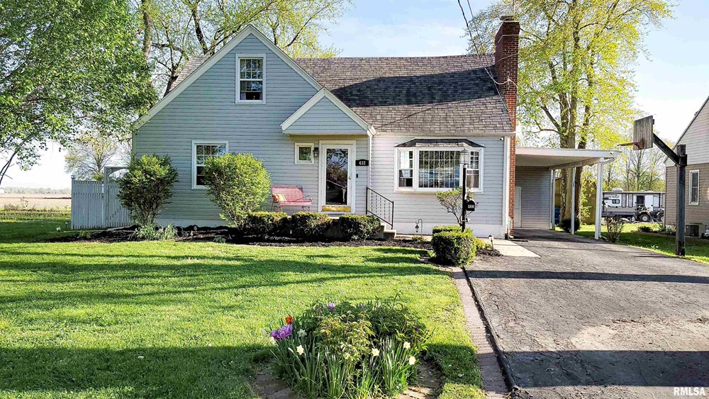 FOR SALE 432 East Dr, Flora, IL 5 Bed / 2 Bath Wiley Realty Group