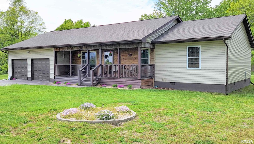 FOR SALE 2517 Cherrybark Ln, Flora, IL 3 Bed / 2 Bath Wiley Realty