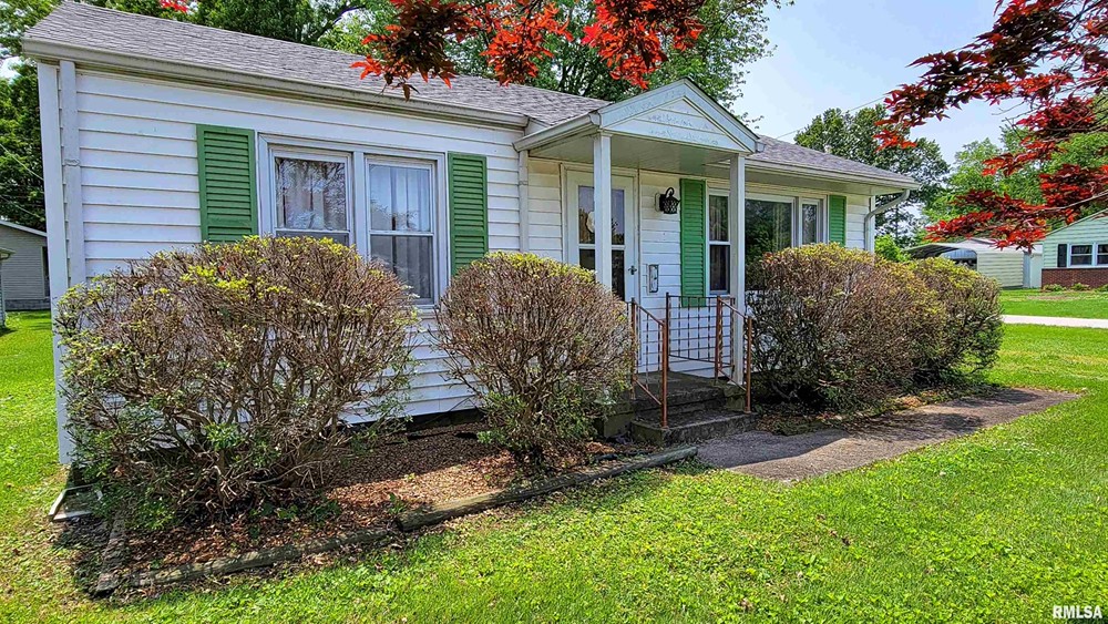 FOR SALE 225 Hickory St, Flora, IL 2 Bed / 1 Bath Wiley Realty Group