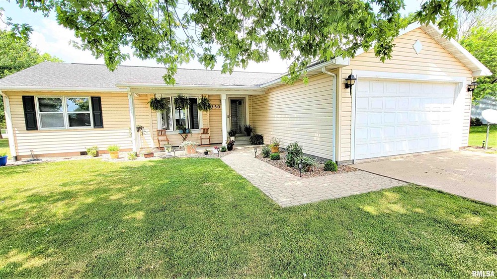 FOR SALE 330 S 10th Street Southwest, Clay City, IL 3 Bed / 2 Bath Wiley Realty Group