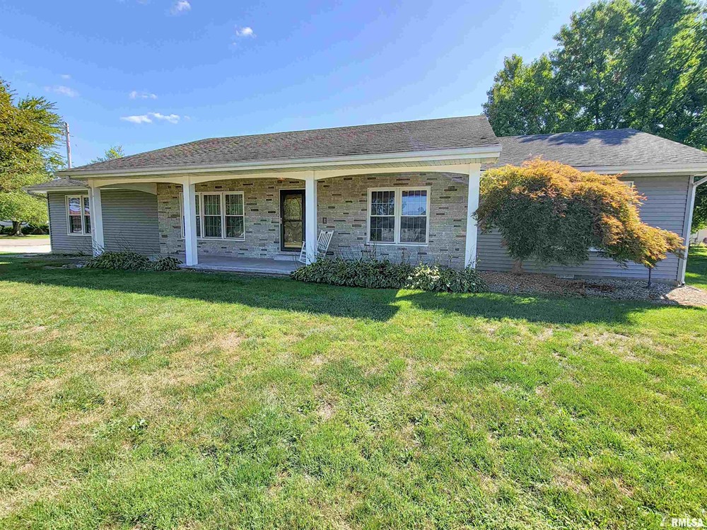 FOR SALE 4 Sunset Dr, Flora, IL 3 Bed / 2 Bath Wiley Realty Group