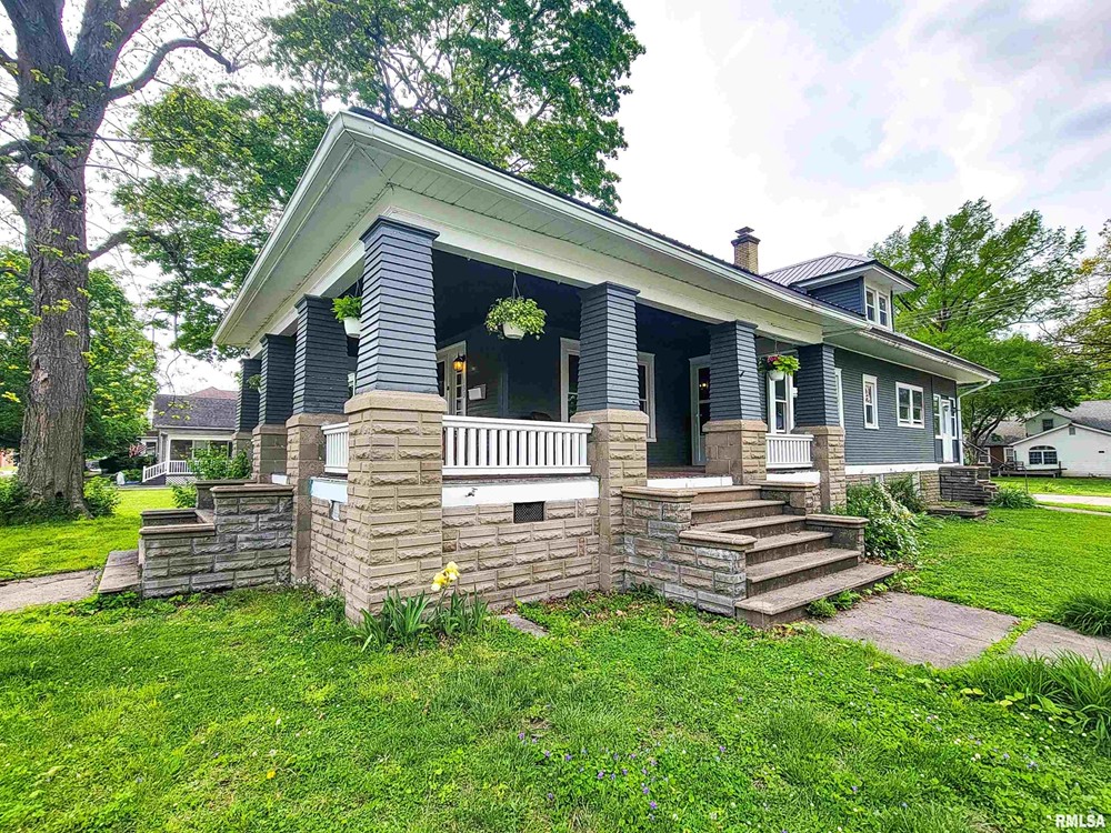 FOR SALE 133 E 4th St, Flora, IL 4 Bed / 3 Bath Wiley Realty Group
