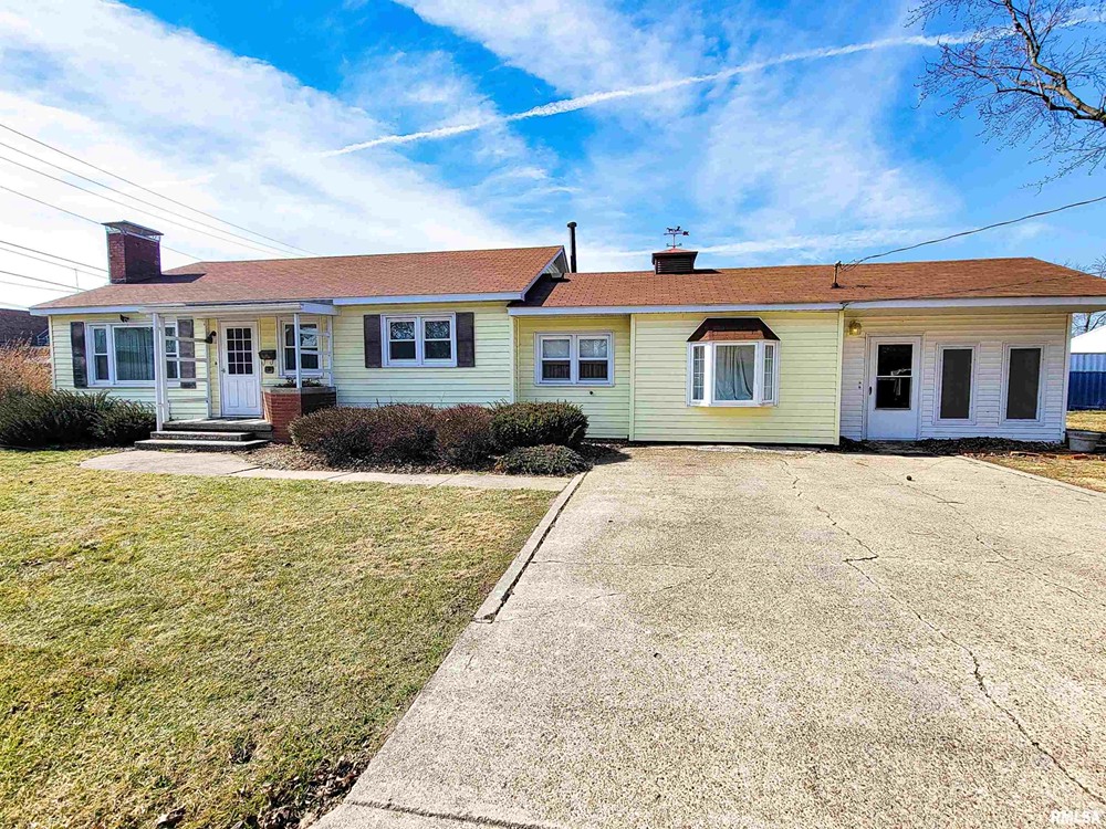 FOR SALE 616 S Mill St, Flora, IL 3 Bed / 2 Bath Wiley Realty Group