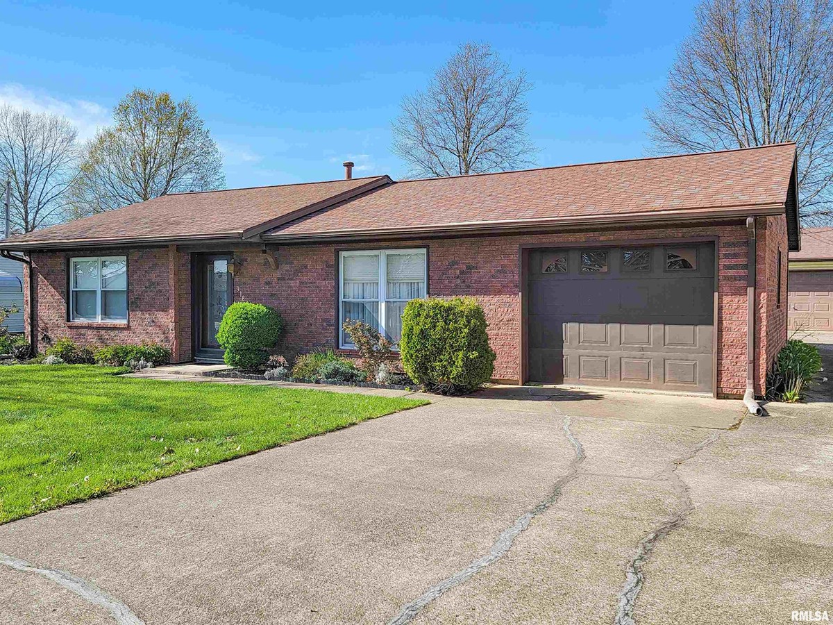 FOR SALE 918 W 5th St, Flora, IL 3 Bed / 1 Bath Wiley Realty Group