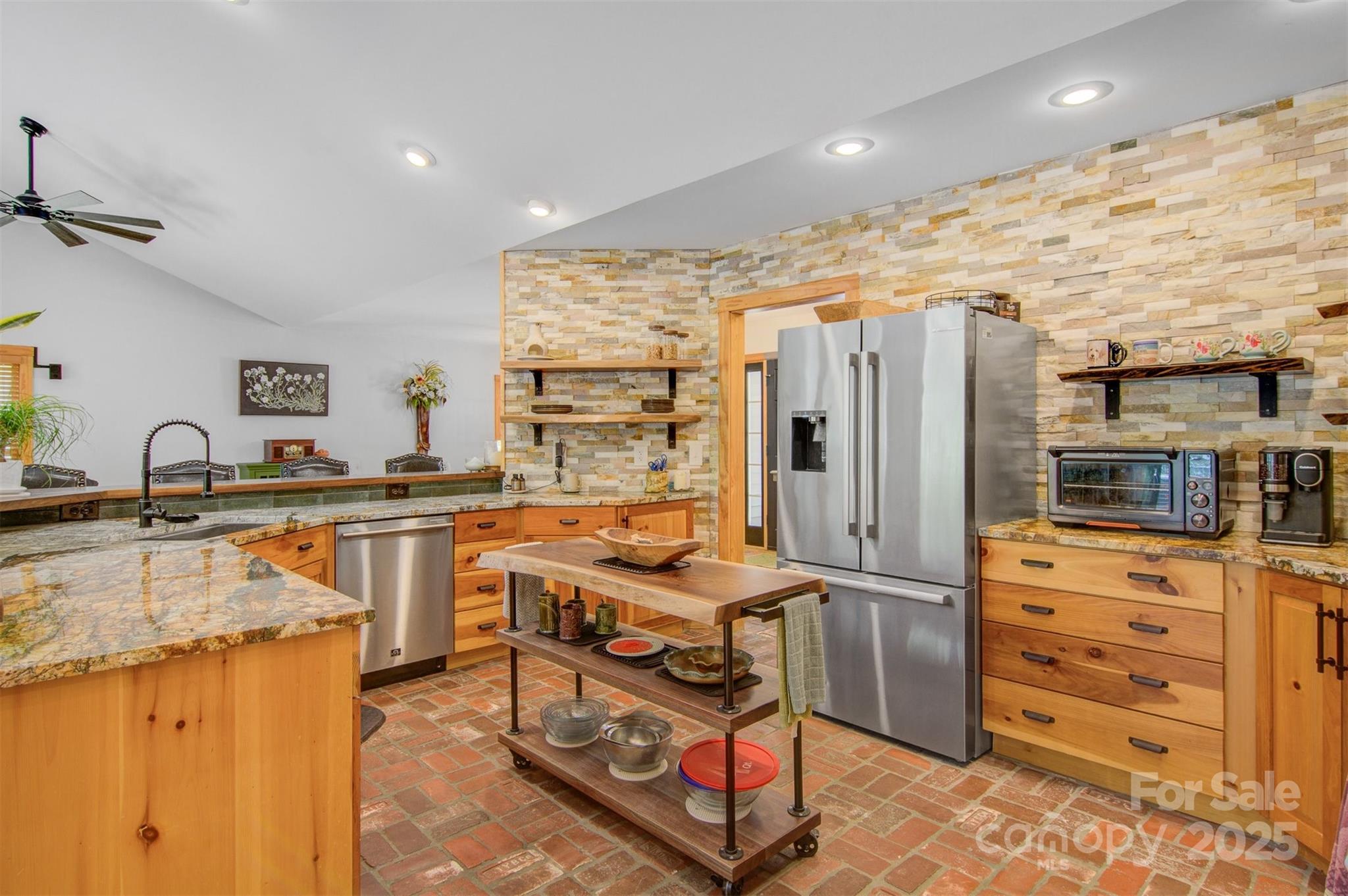 main property photo 11