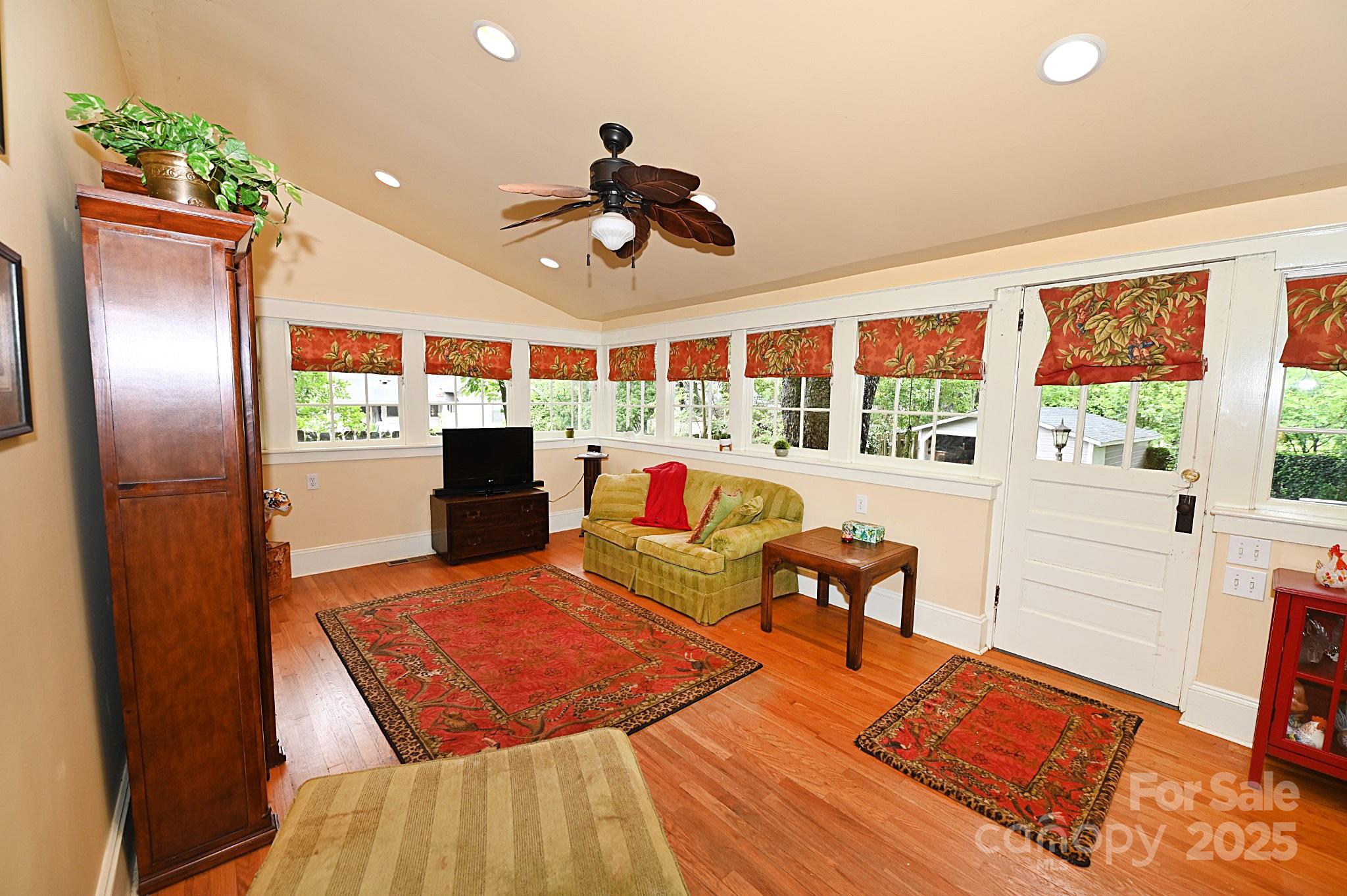 property viewer photo 13