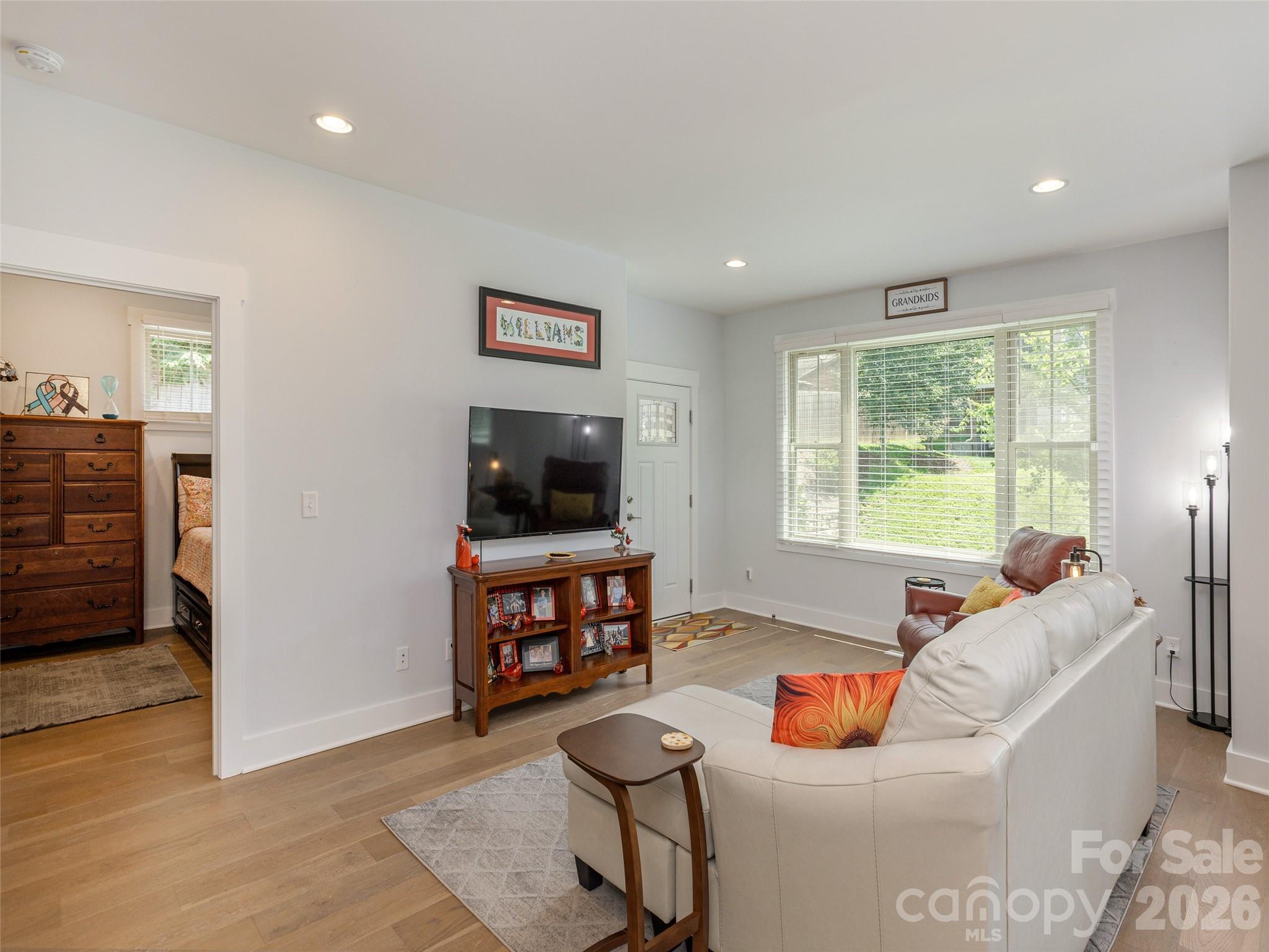 property viewer photo 4