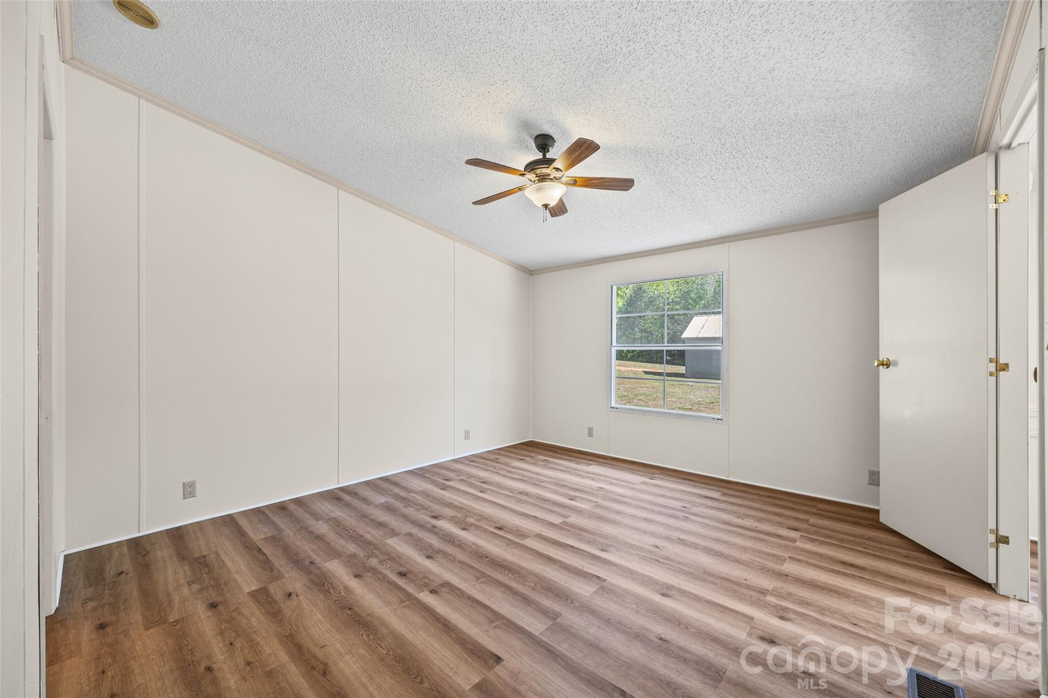 property viewer photo 12