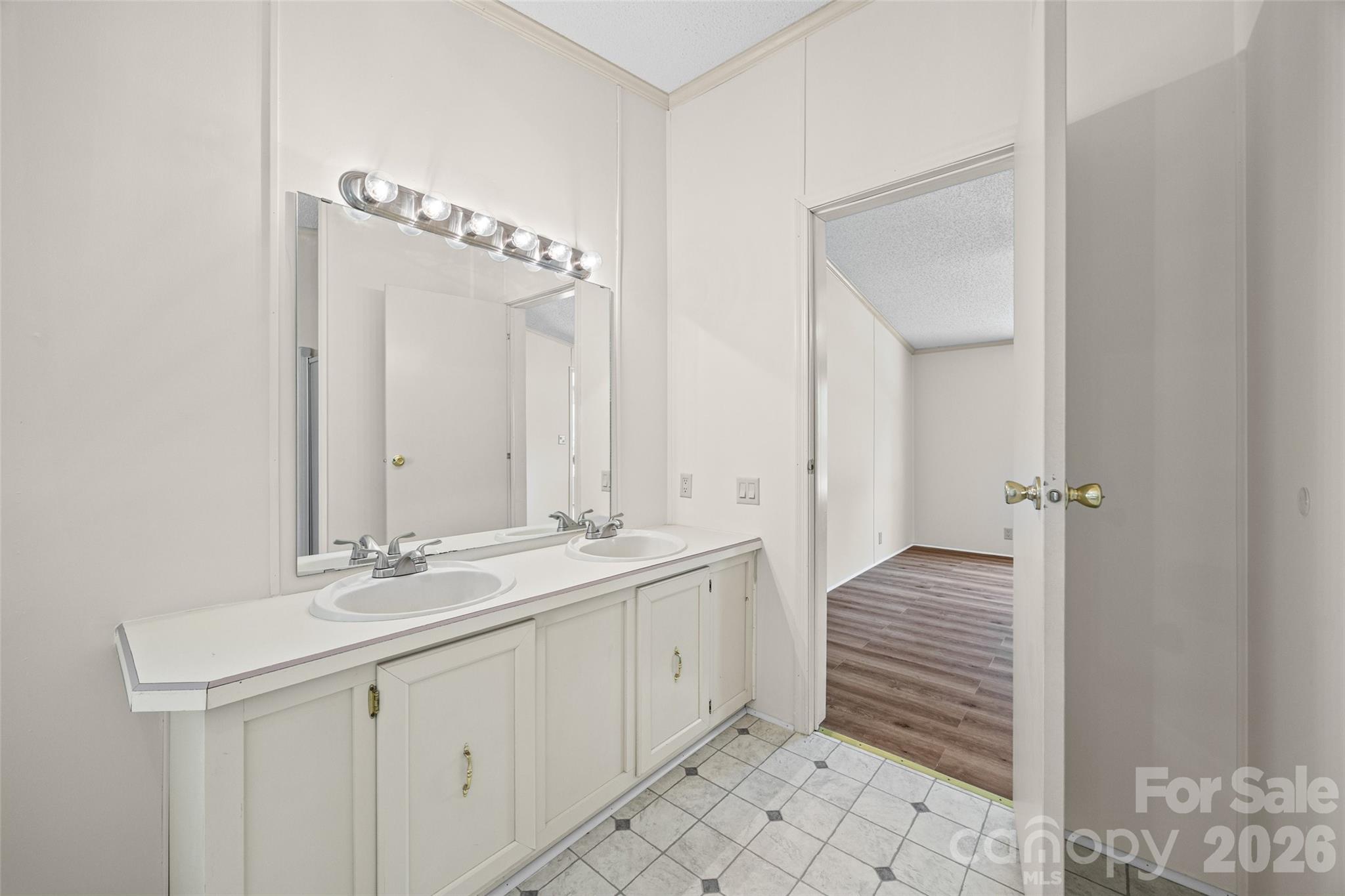 property viewer photo 15