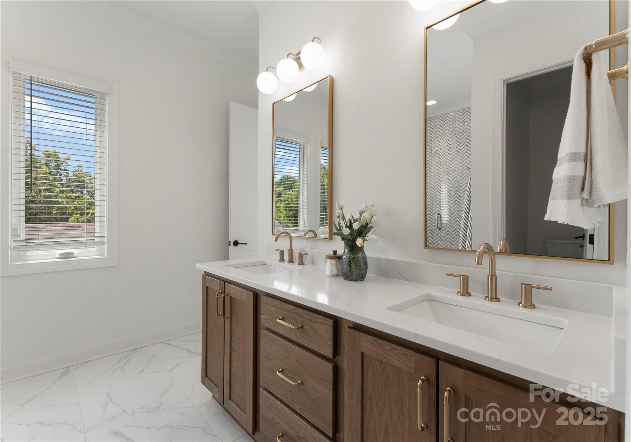 property viewer photo 18
