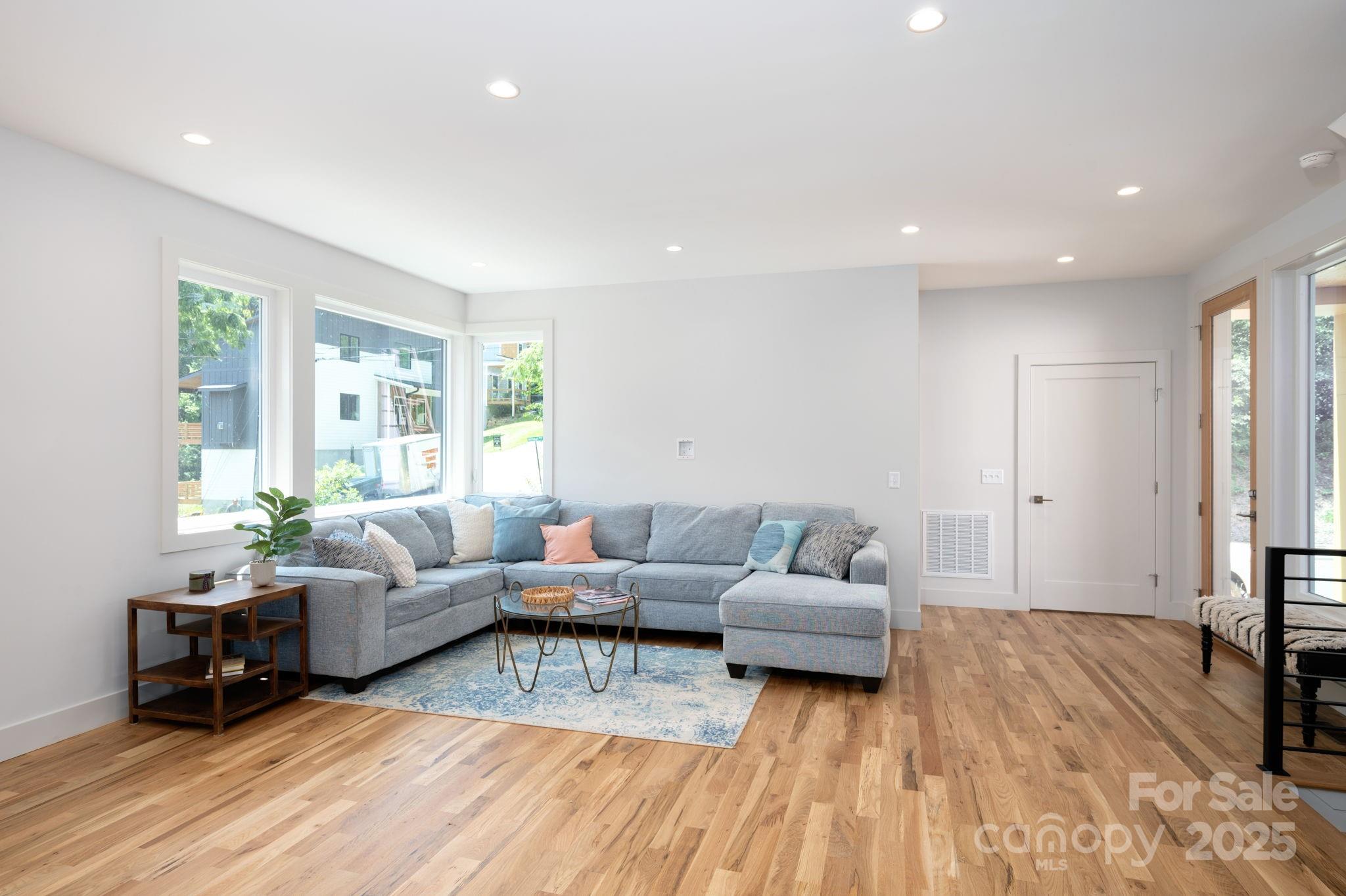 property viewer photo 3