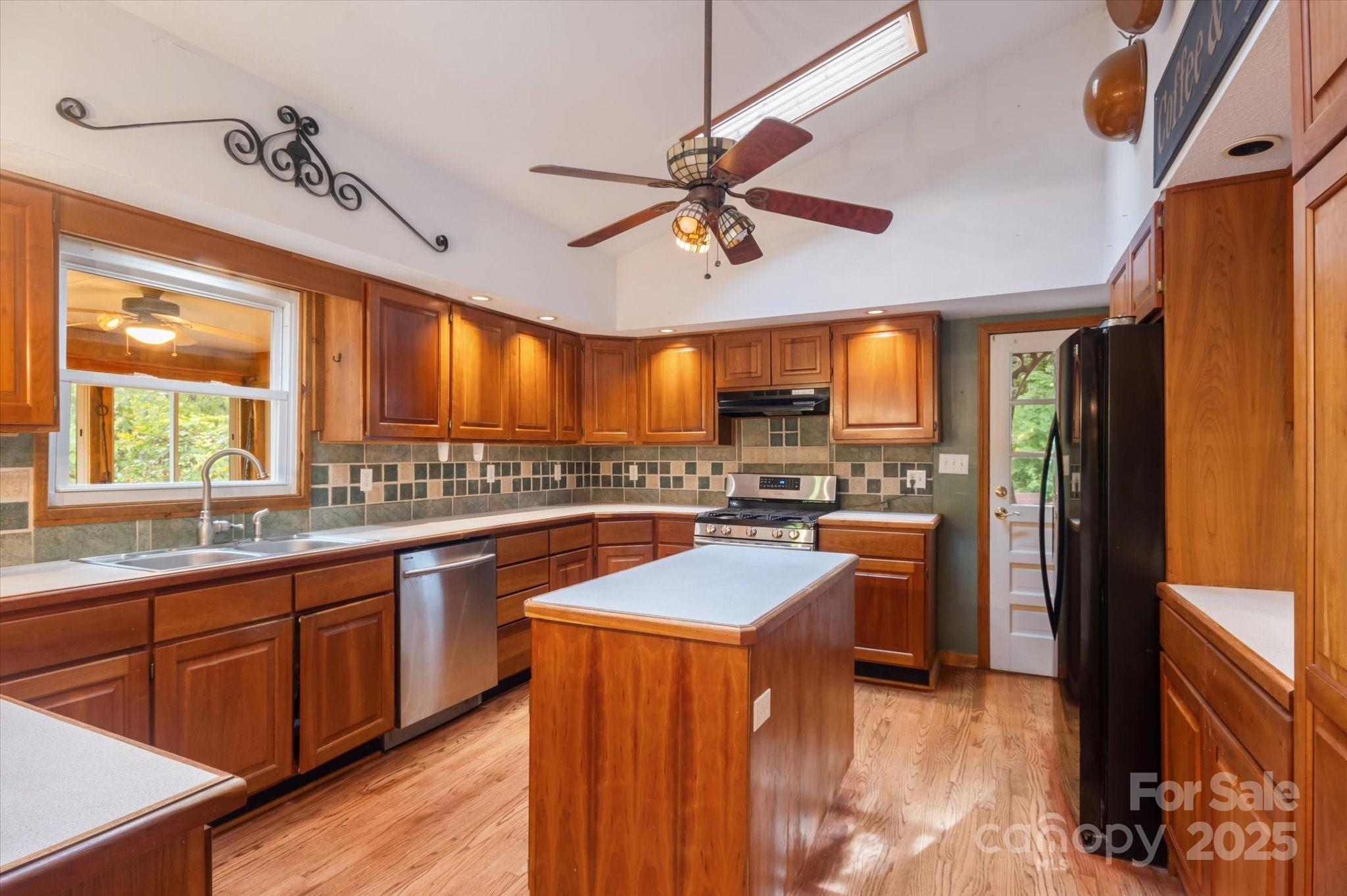 main property photo 14