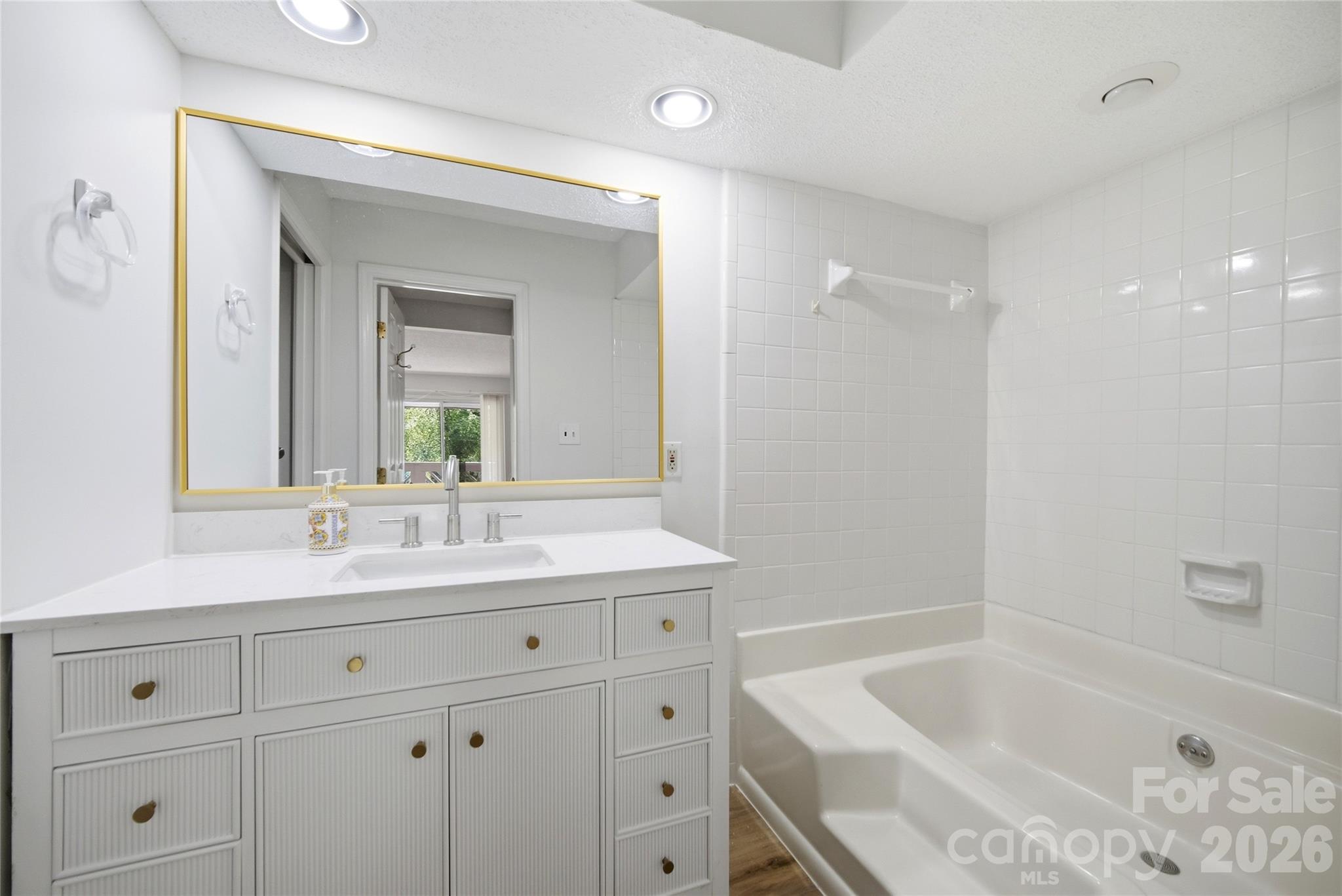 property viewer photo 18
