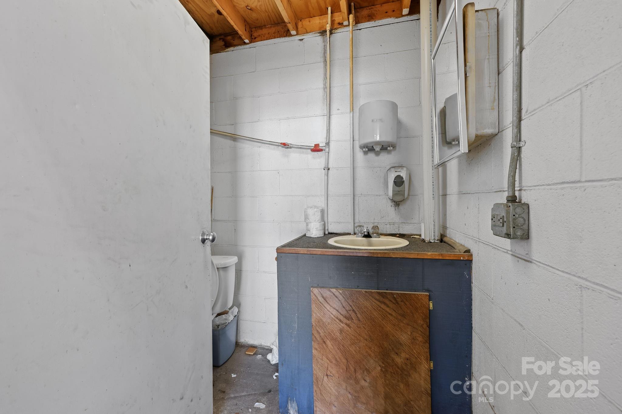main property photo 28