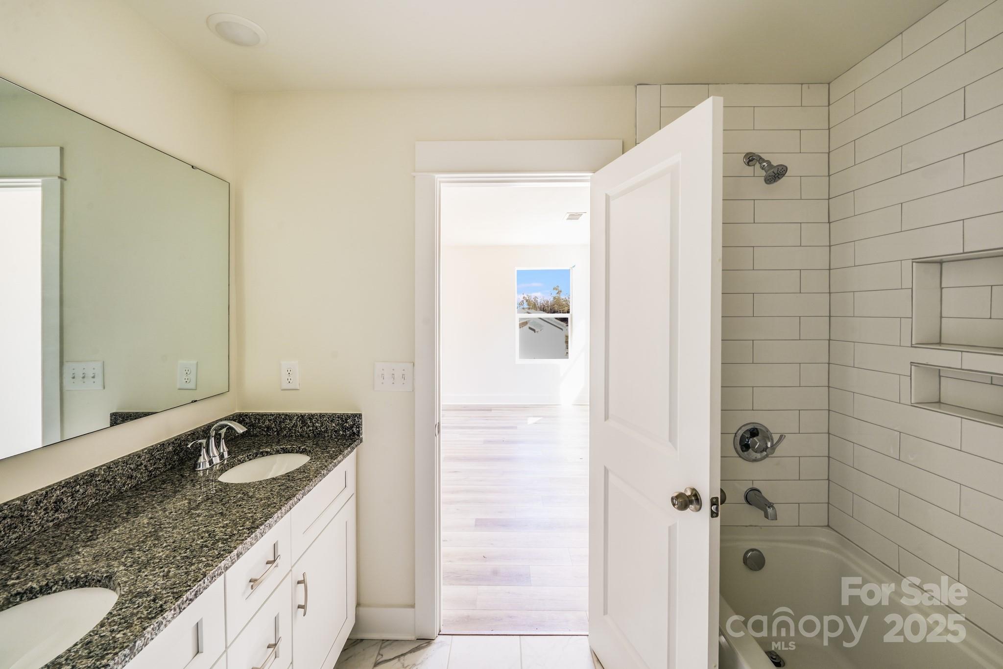 property viewer photo 41